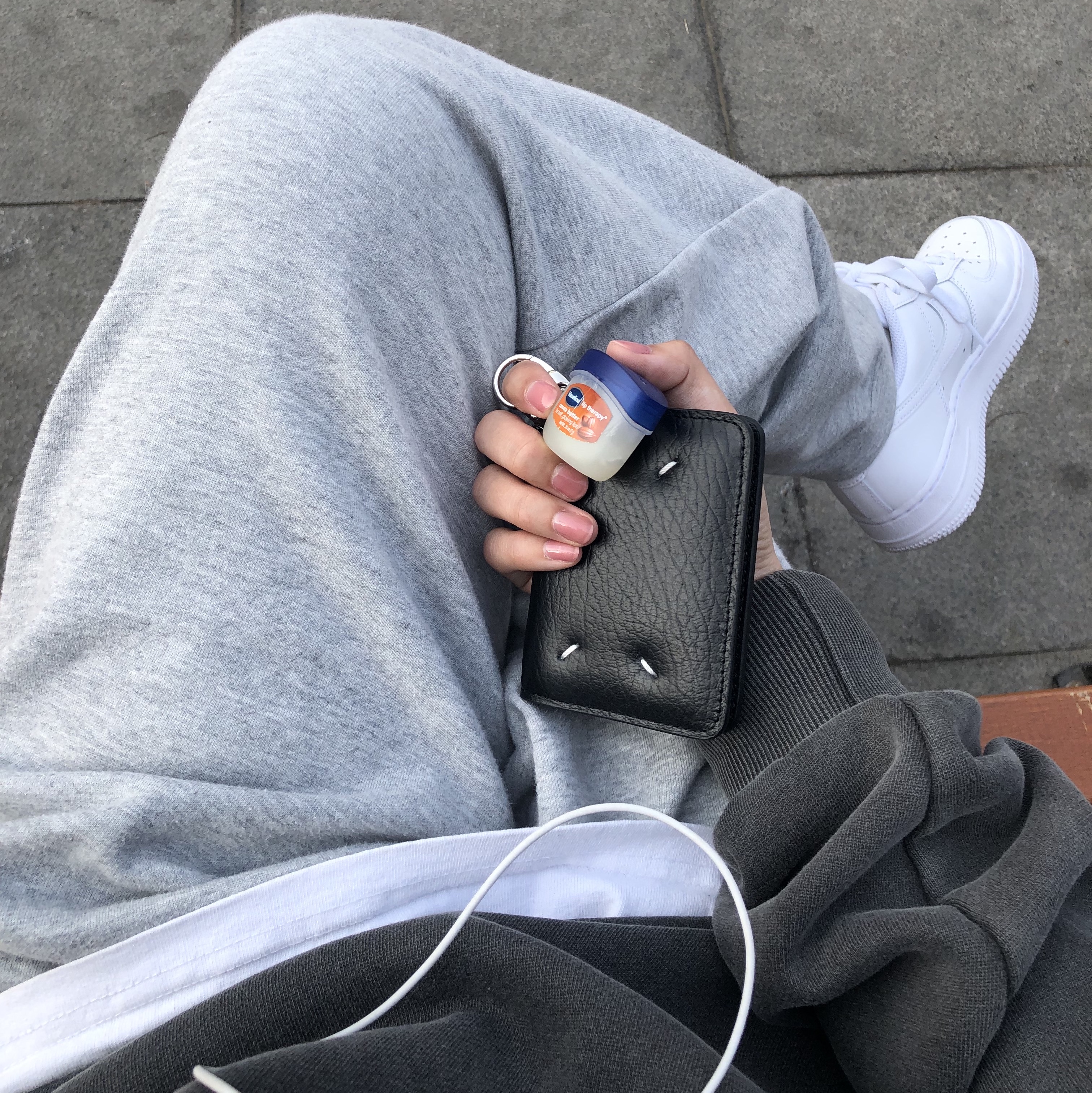 (W) Nike Air Force 1 '07 Low White, Maison Margiela Keyring Wallet Black 착용 스타일