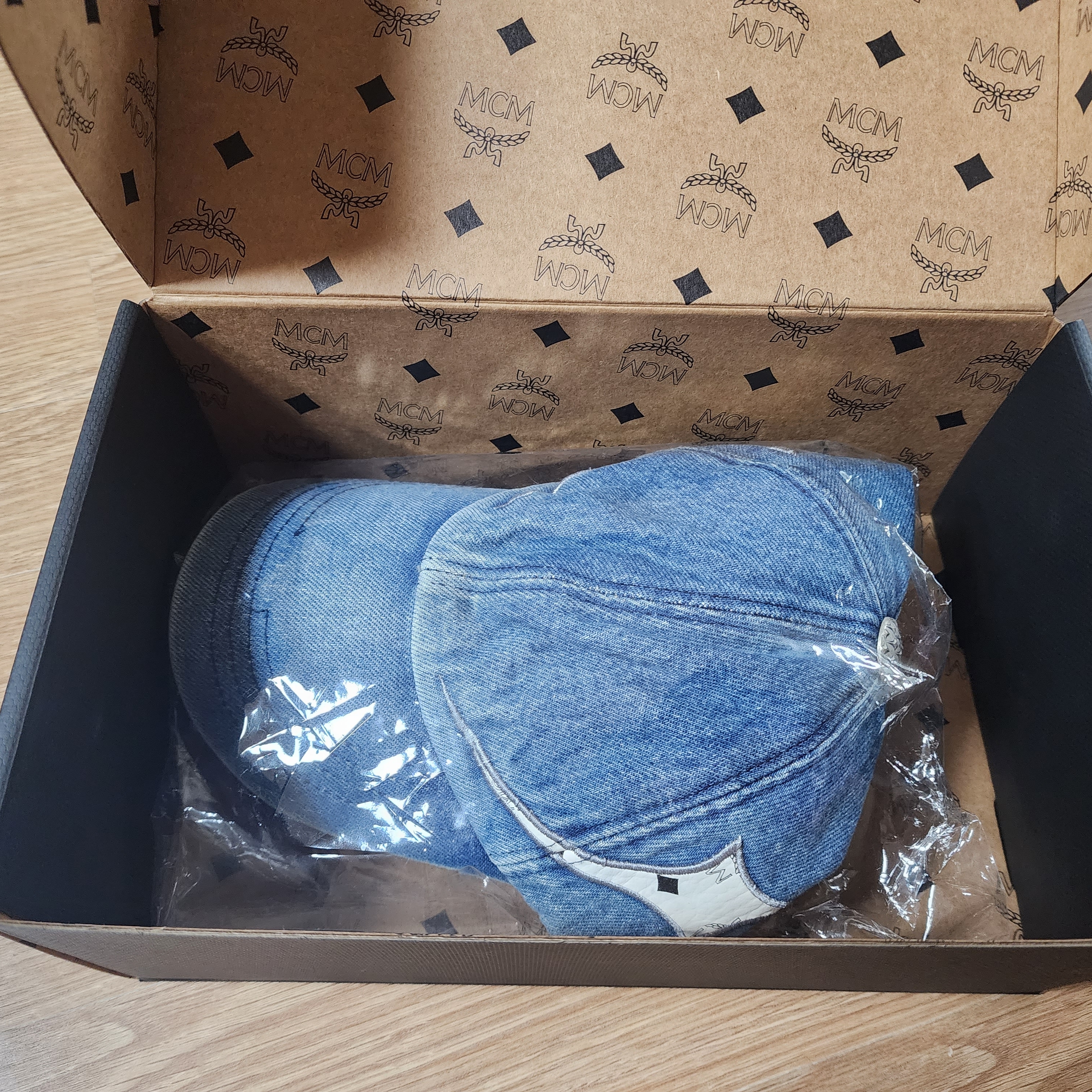 Thug Club x MCM Tribal Leather Cap Denim 착용 스타일 - 3