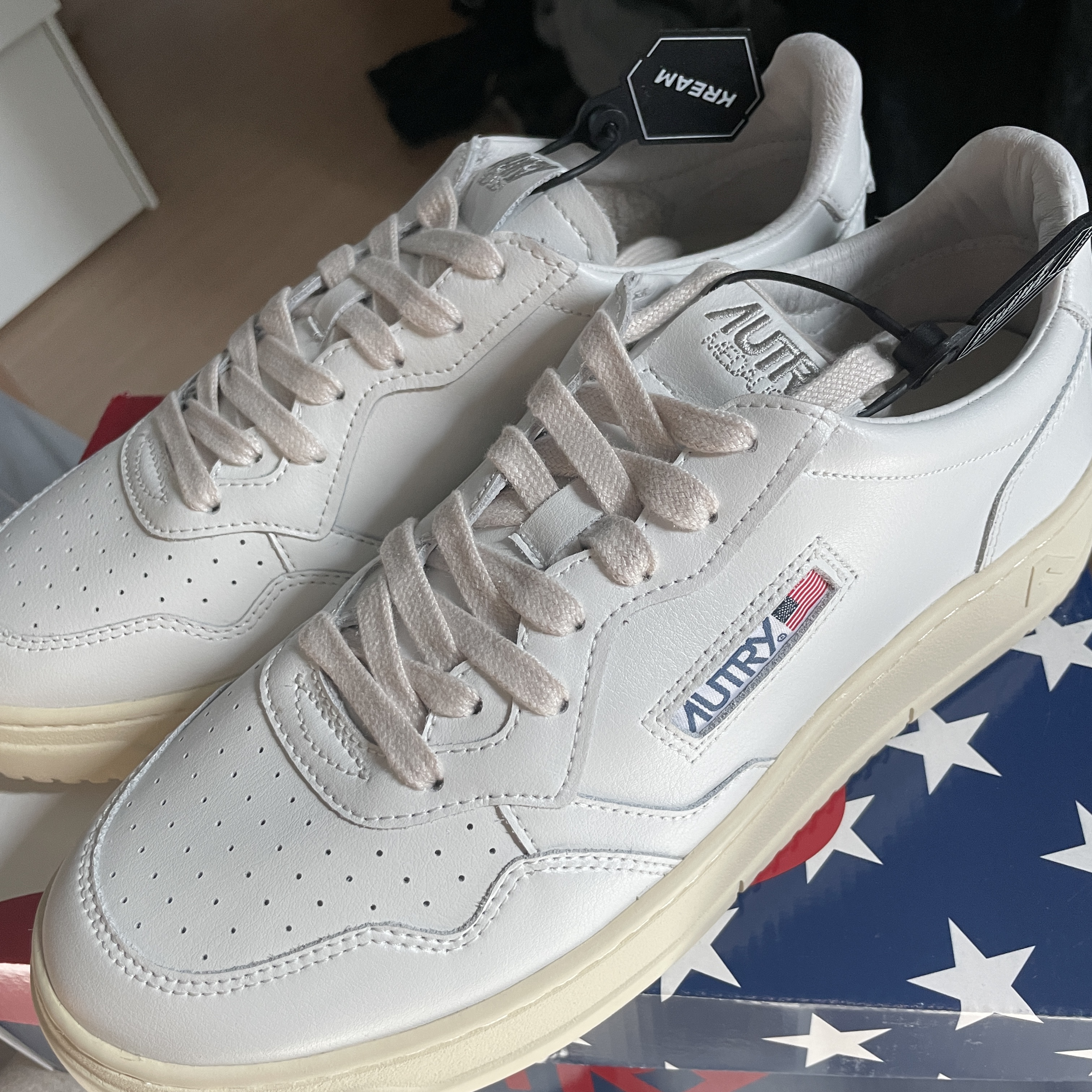 Autry Medalist Low Leather Sneakers White 착용 스타일