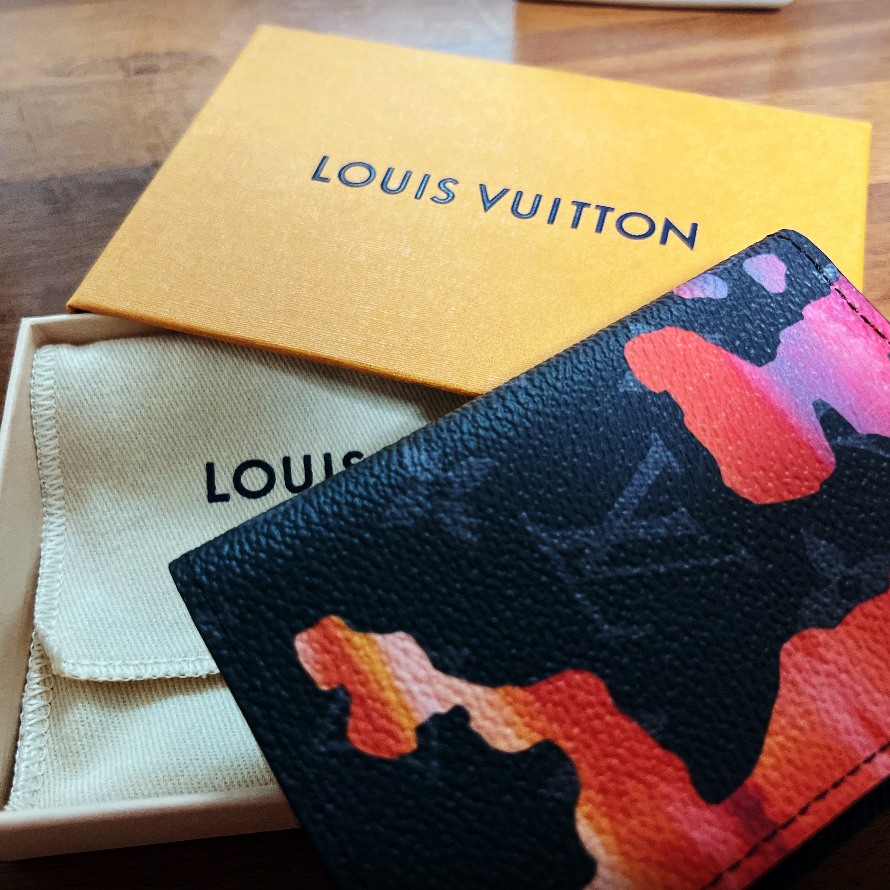 Louis Vuitton Pocket Organizer Sunset Monogram Eclipse 착용 스타일