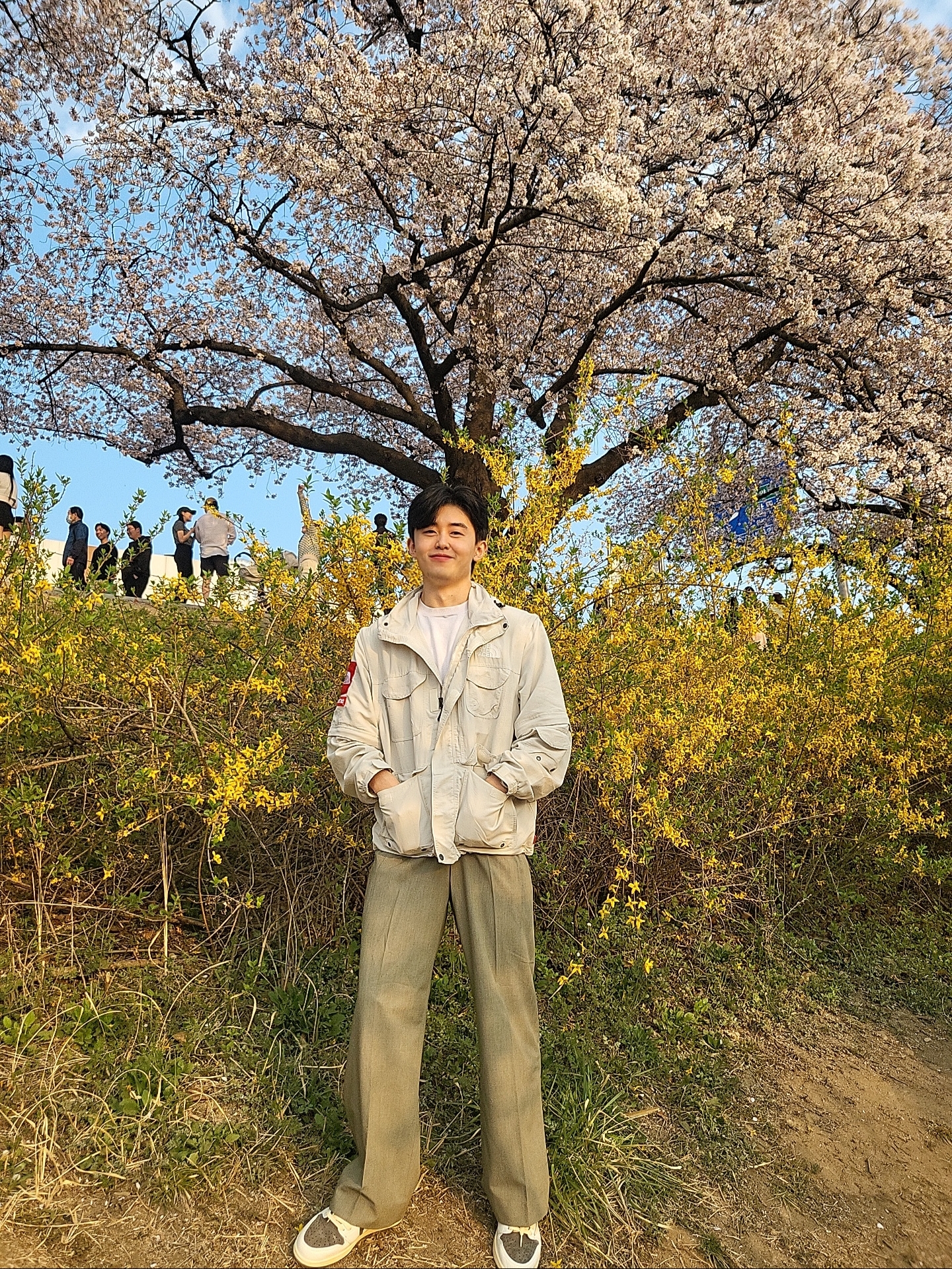 Jordan 1 x Travis Scott Retro Low OG SP Sail and Ridgerock, Supreme x The North Face Trekking Convertible Jacket Stone - 22SS 착용 스타일