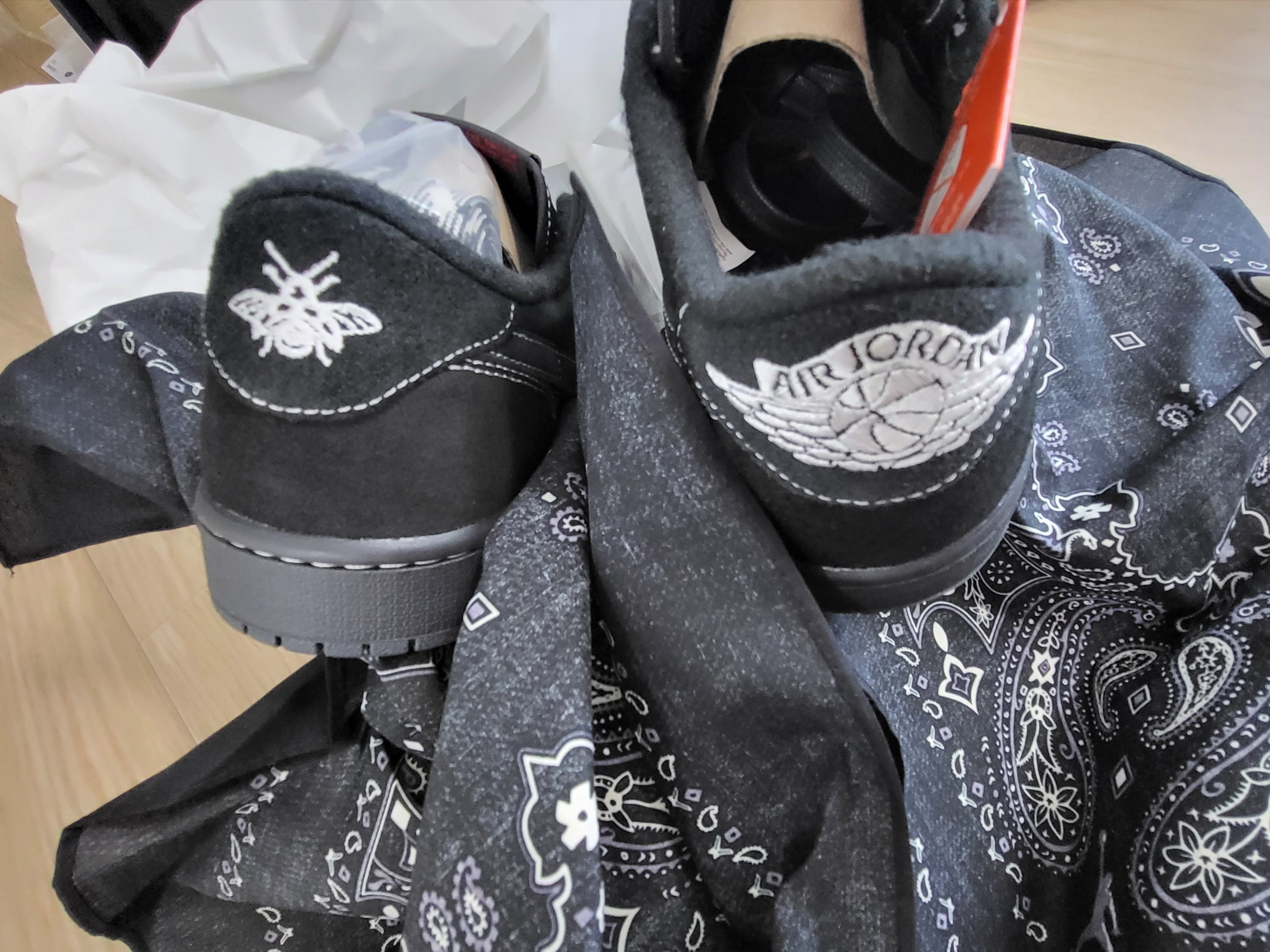 Jordan 1 x Travis Scott Retro Low OG SP Black Phantom 착용 스타일 - 2