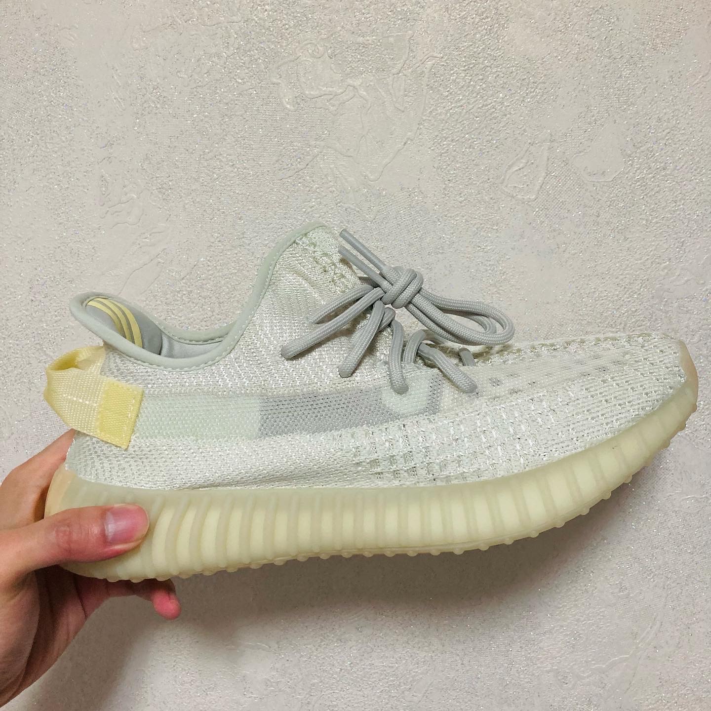Adidas Yeezy Boost 350 V2 Light 착용 스타일