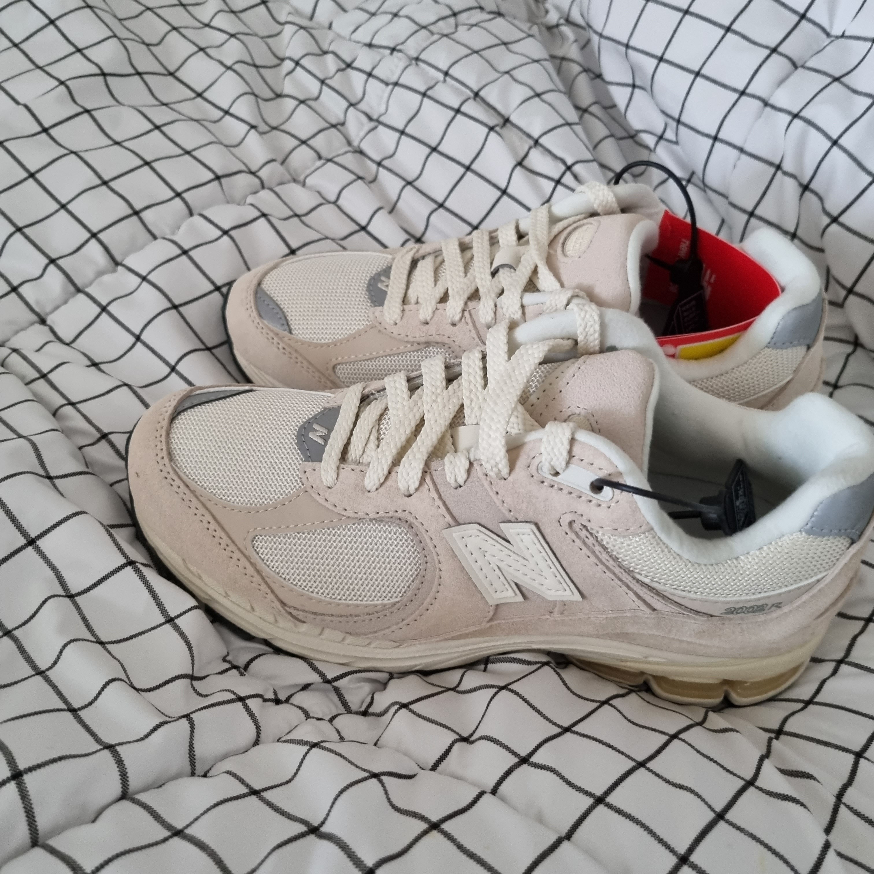 New Balance 2002R Beige Calm Taupe 착용 스타일 - 2
