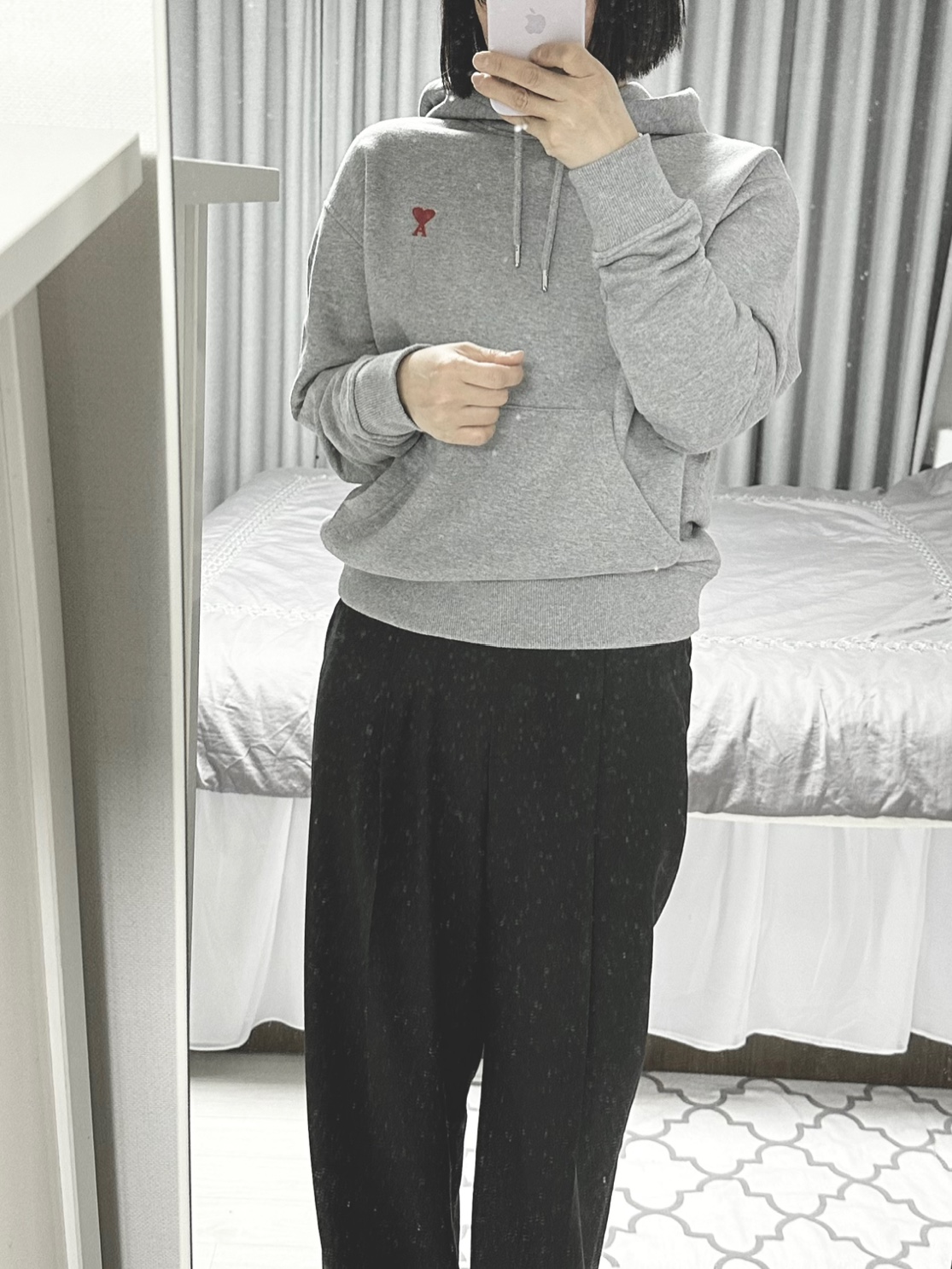 AMI de Coeur Hood Sweatshirt Heather Grey 착용 스타일