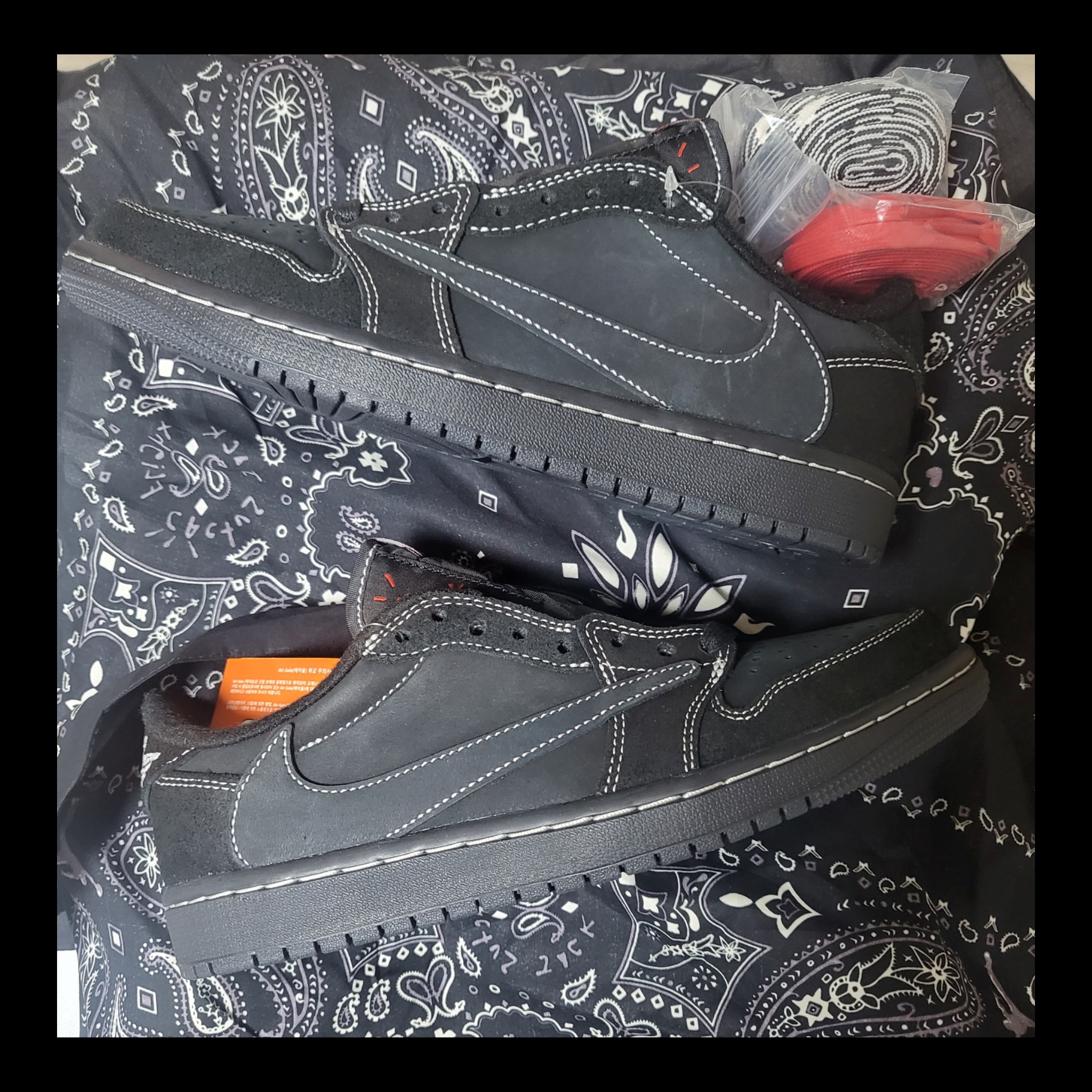 Jordan 1 x Travis Scott Retro Low OG SP Black Phantom 착용 스타일 - 3