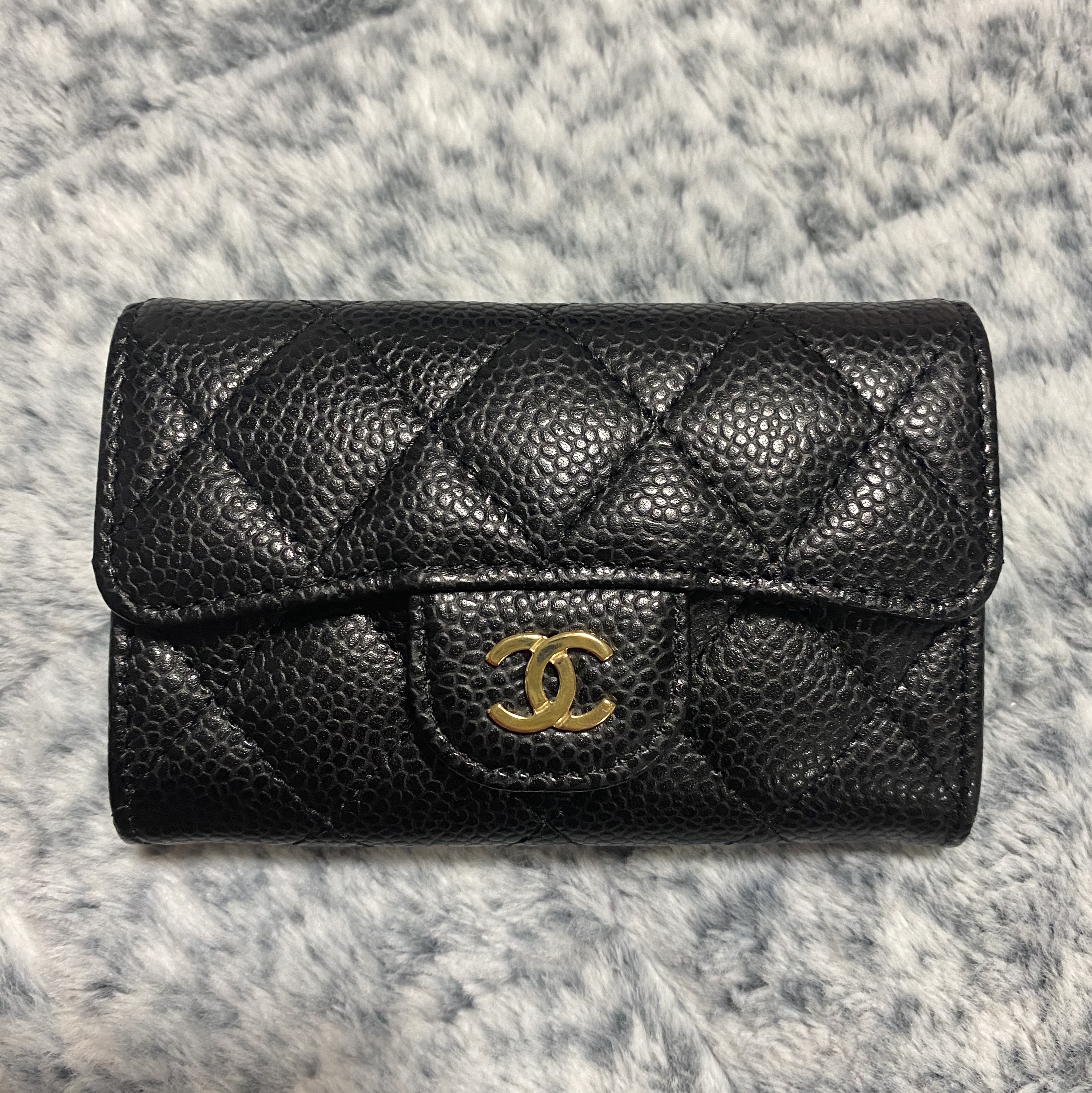 Chanel Classic Card Holder Grained Calfskin & Gold Black 착용 스타일