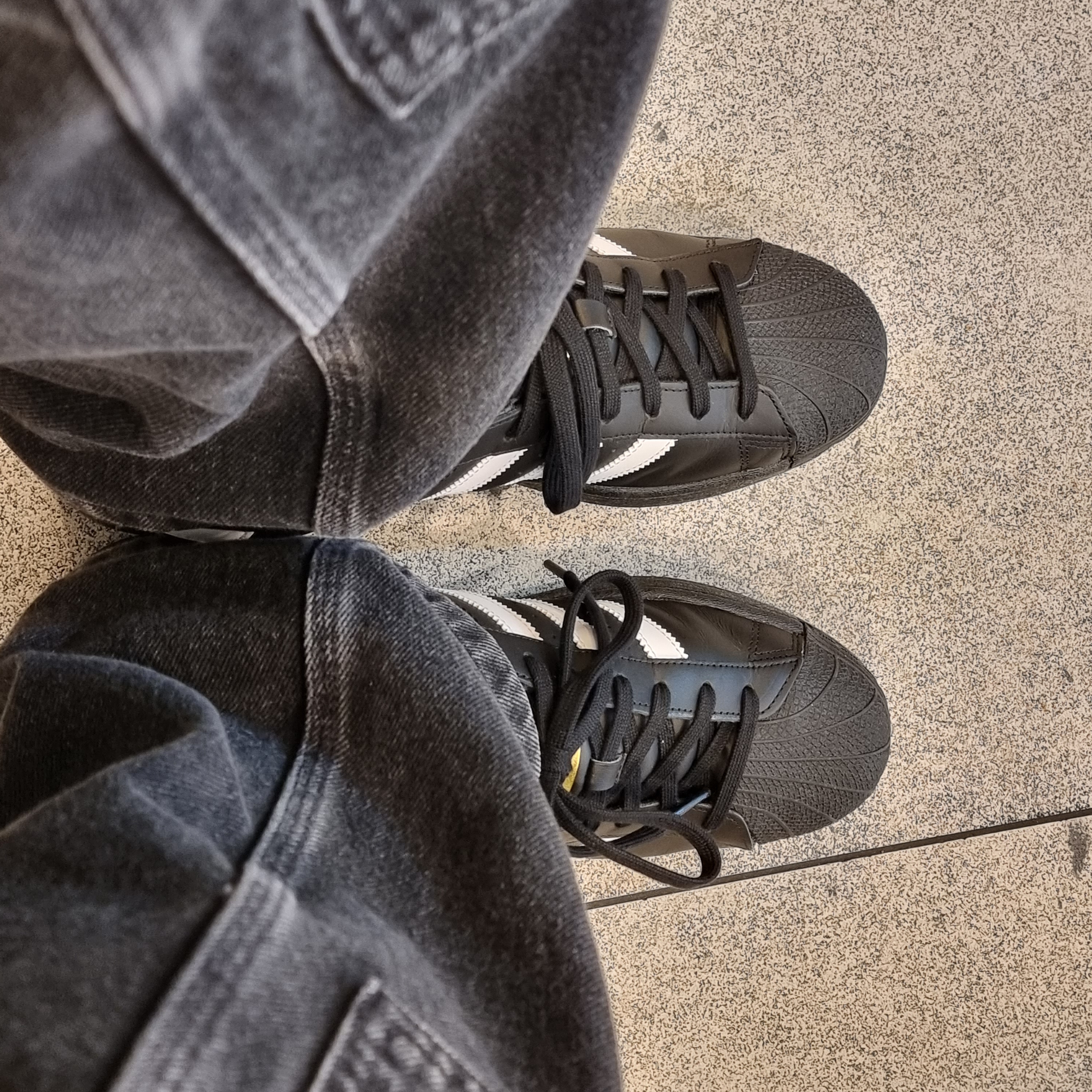 Adidas Superstar Core Black White 착용 스타일
