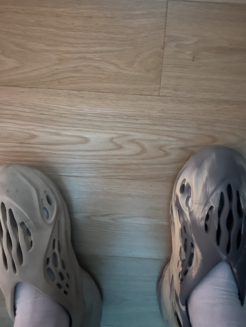 Adidas Yeezy Foam RNNR MXT Moon Gray, Adidas Yeezy Foam RNNR Stone Sage 착용 스타일