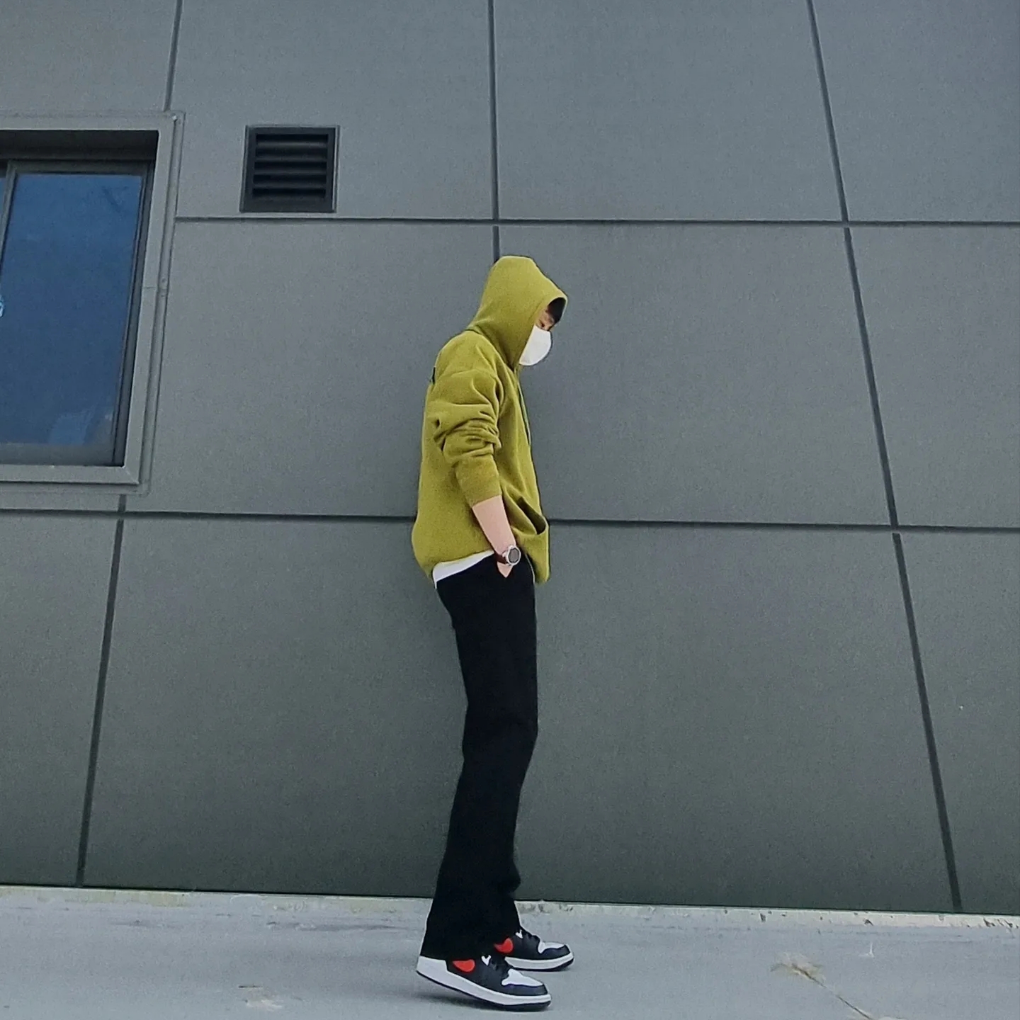 Jordan 1 Mid Black Chile Red 착용 스타일 - 2