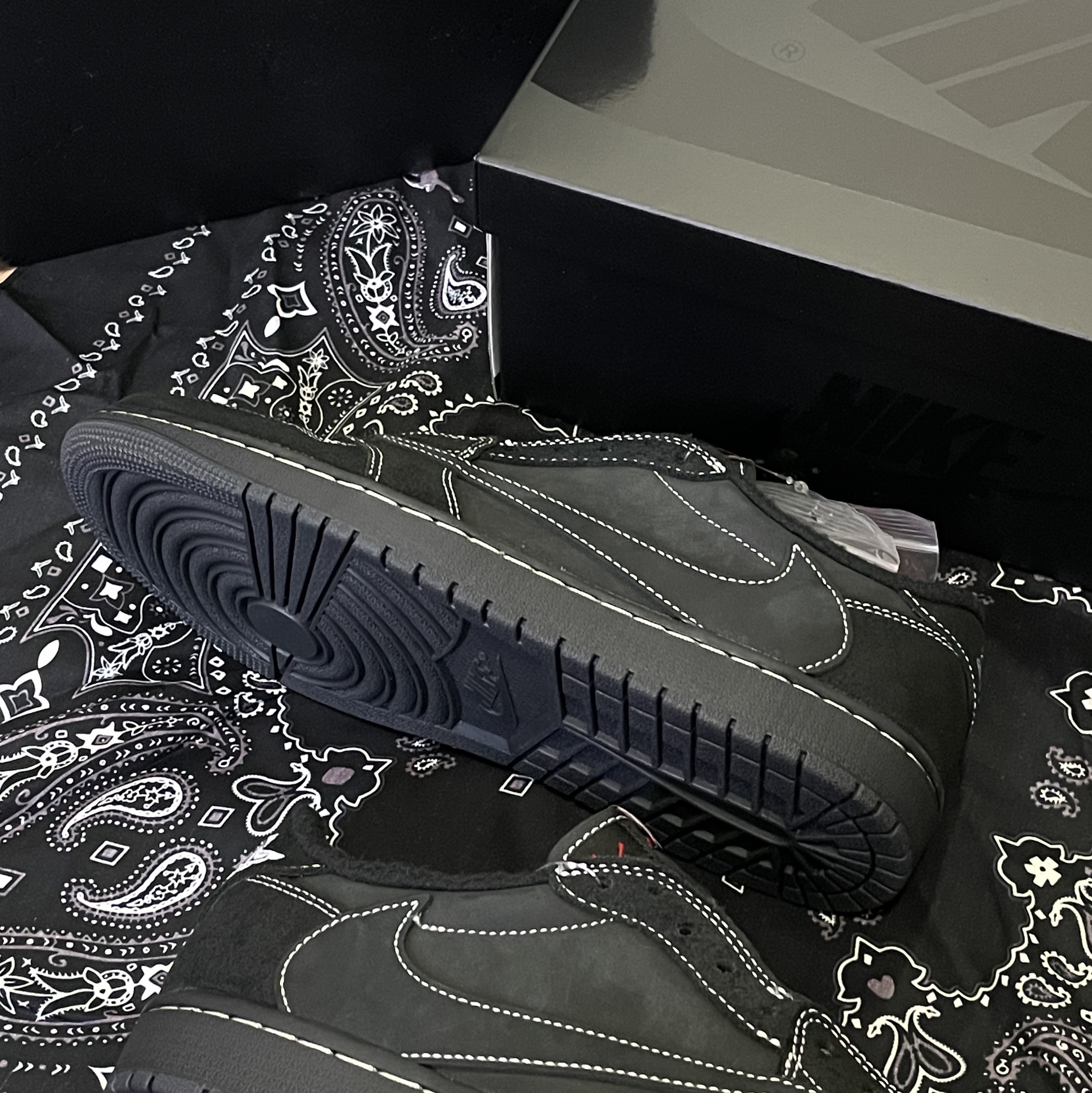 Jordan 1 x Travis Scott Retro Low OG SP Black Phantom 착용 스타일