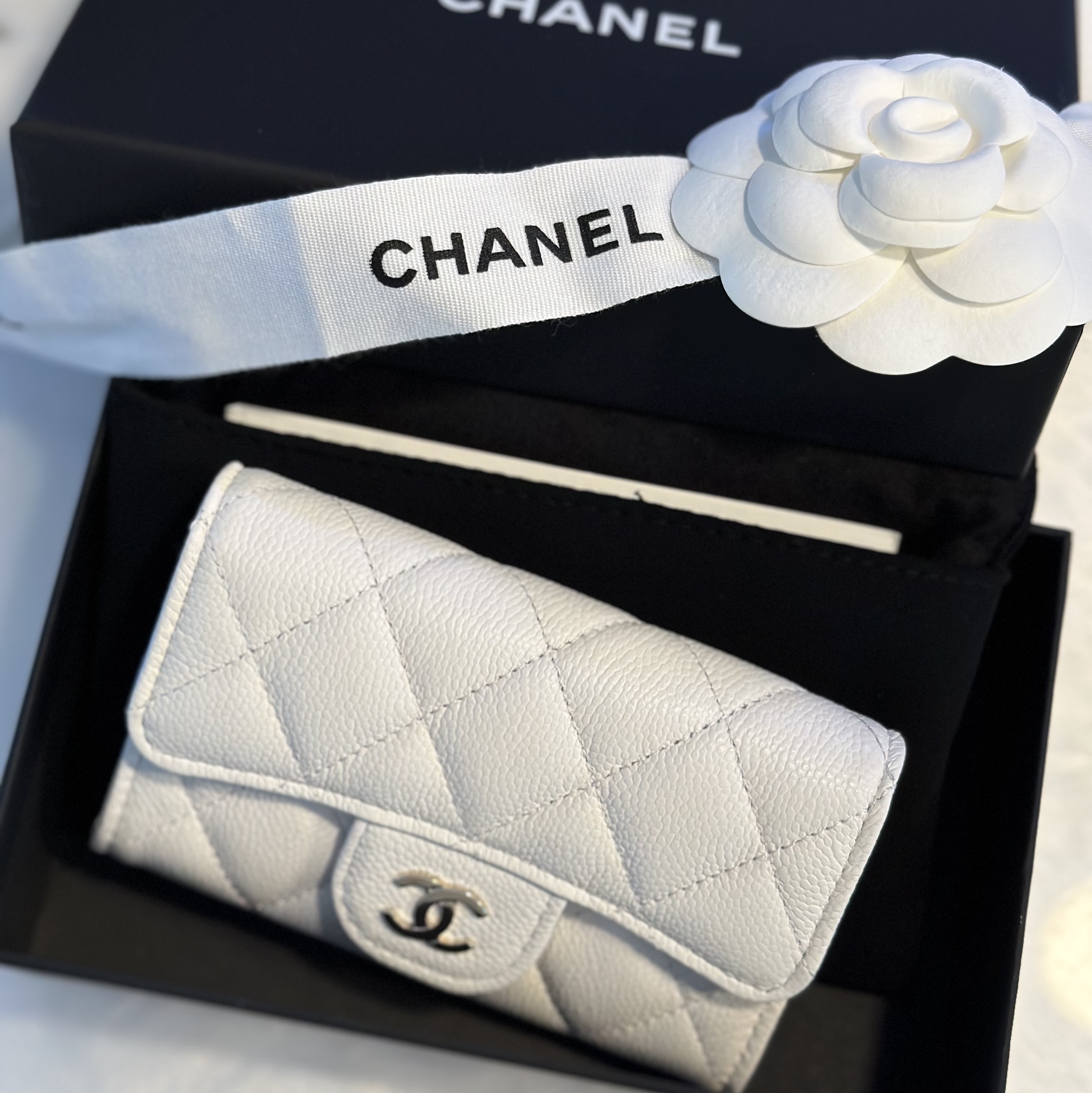 Chanel Classic Card Holder Grained Shiny Calfskin & Gold White 착용 스타일