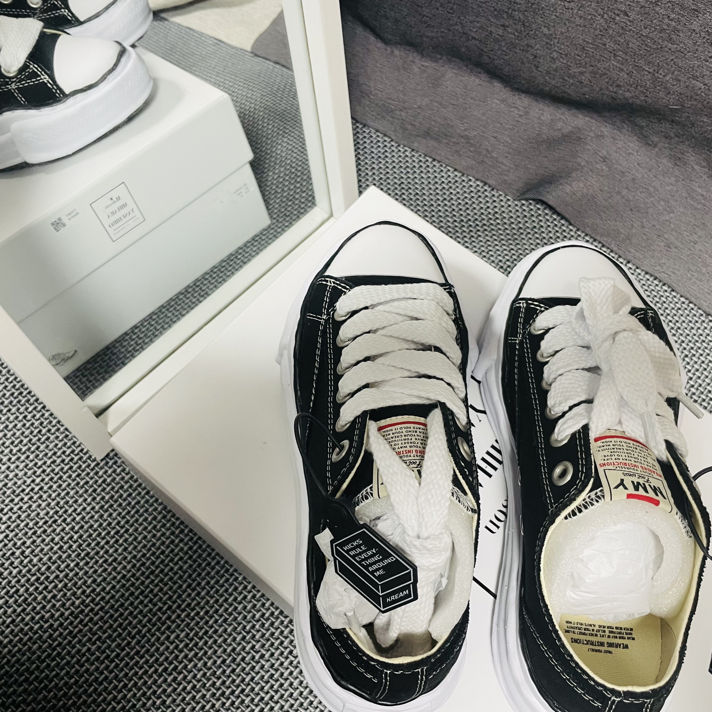 Maison Mihara Yasuhiro Peterson OG Sole Canvas Low Sneakers Black 착용 스타일 - 2
