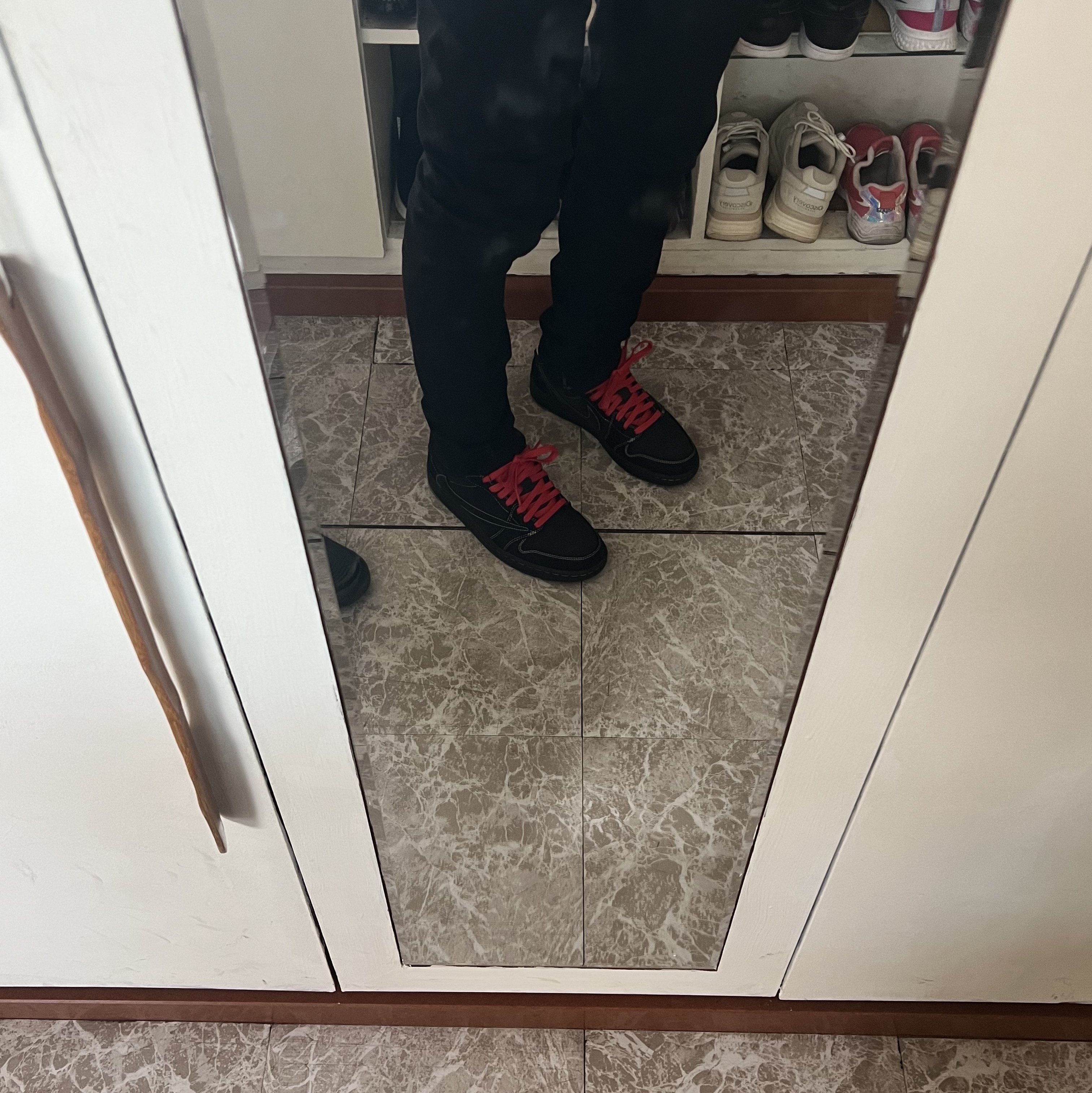 Jordan 1 x Travis Scott Retro Low OG SP Black Phantom 착용 스타일 - 1