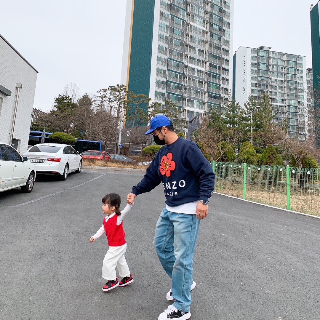 Kenzo Boke Flower Sweatshirt Midnight Blue, Maison Mihara Yasuhiro Blakey OG Sole Canvas Low-top Sneakers Black White 착용 스타일