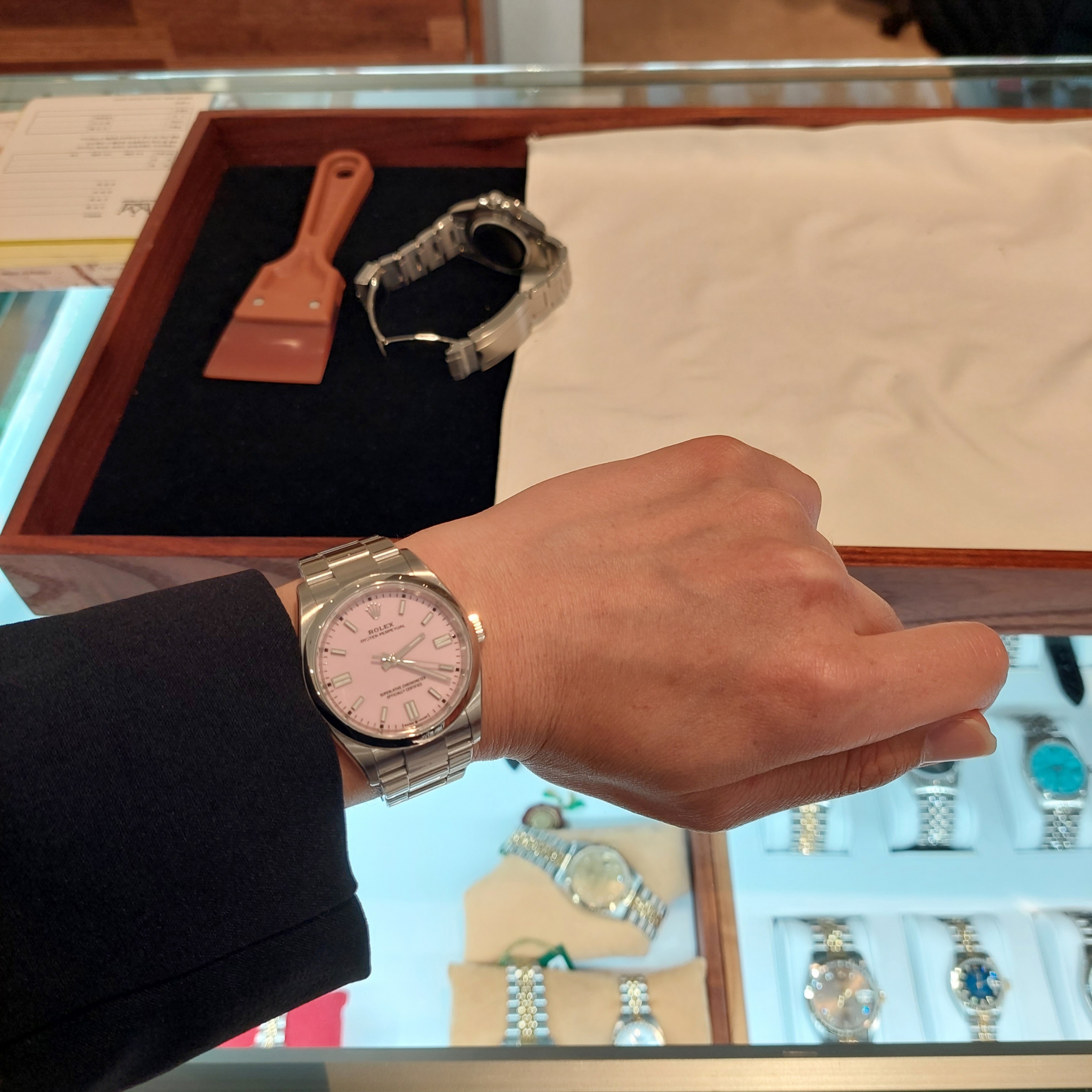 Rolex Oyster Perpetual 36mm 126000 Candy Pink Oyster, Rolex Submariner Date 41mm 126610LN Black Oyster 착용 스타일 - 1