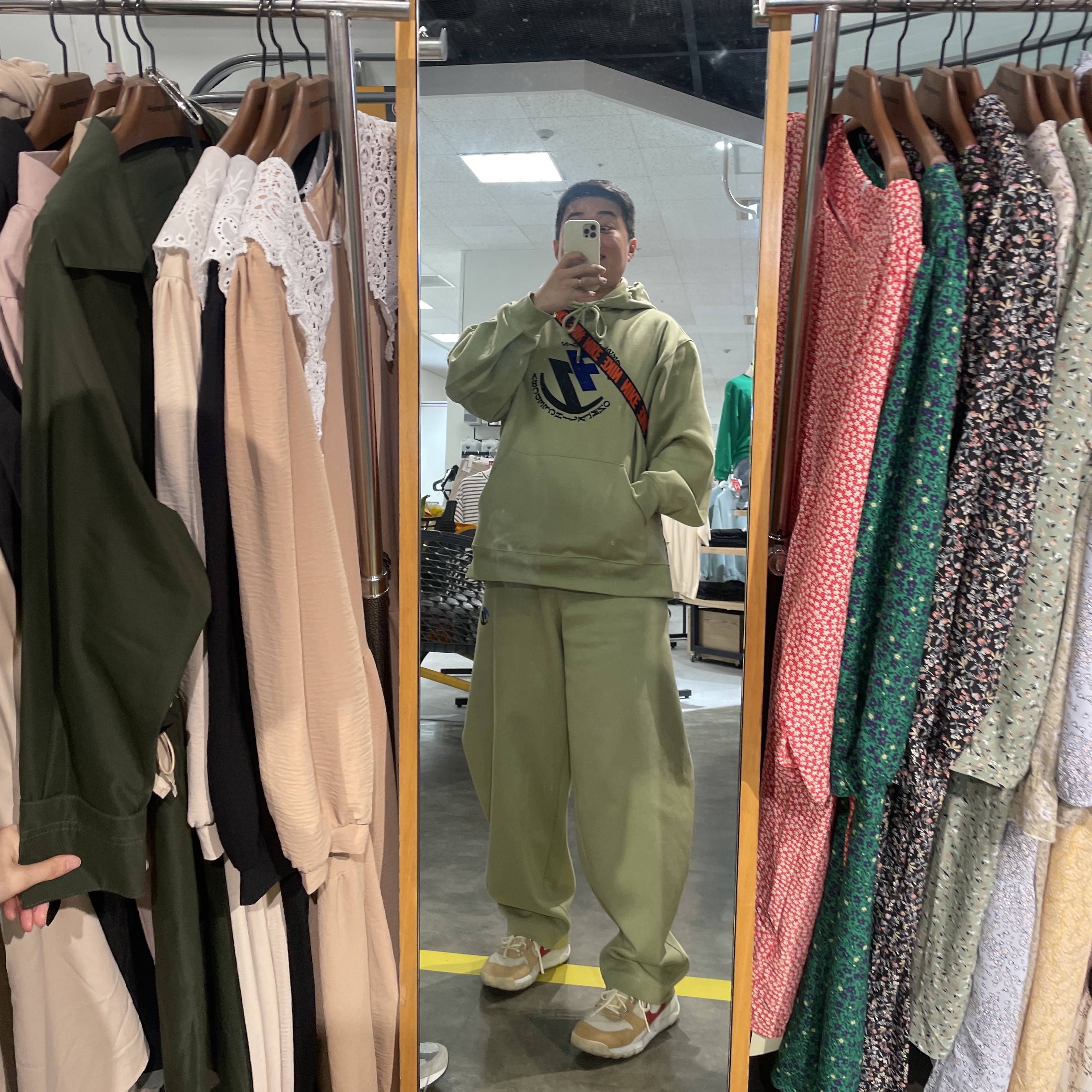 Zara x Ader Error Embroidery Hooded Sweatshirt Light Green, Zara x Ader Error Jogger Pants Light Green 착용 스타일