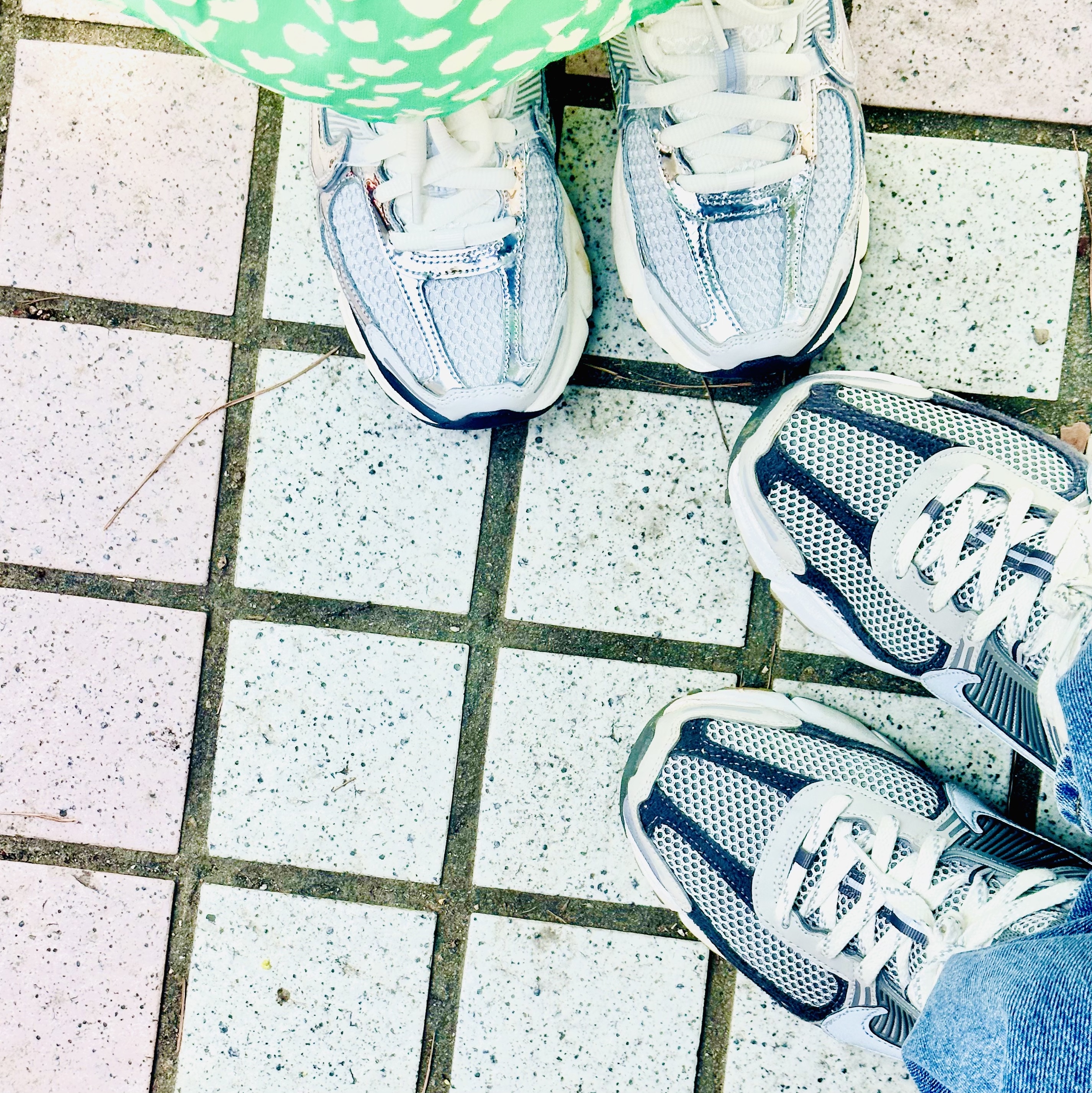 (W) Nike Zoom Vomero 5 Photon Dust and Metallic Silver, Nike Zoom Vomero 5 PRM Light Iron Ore and Flat Fewter 착용 스타일