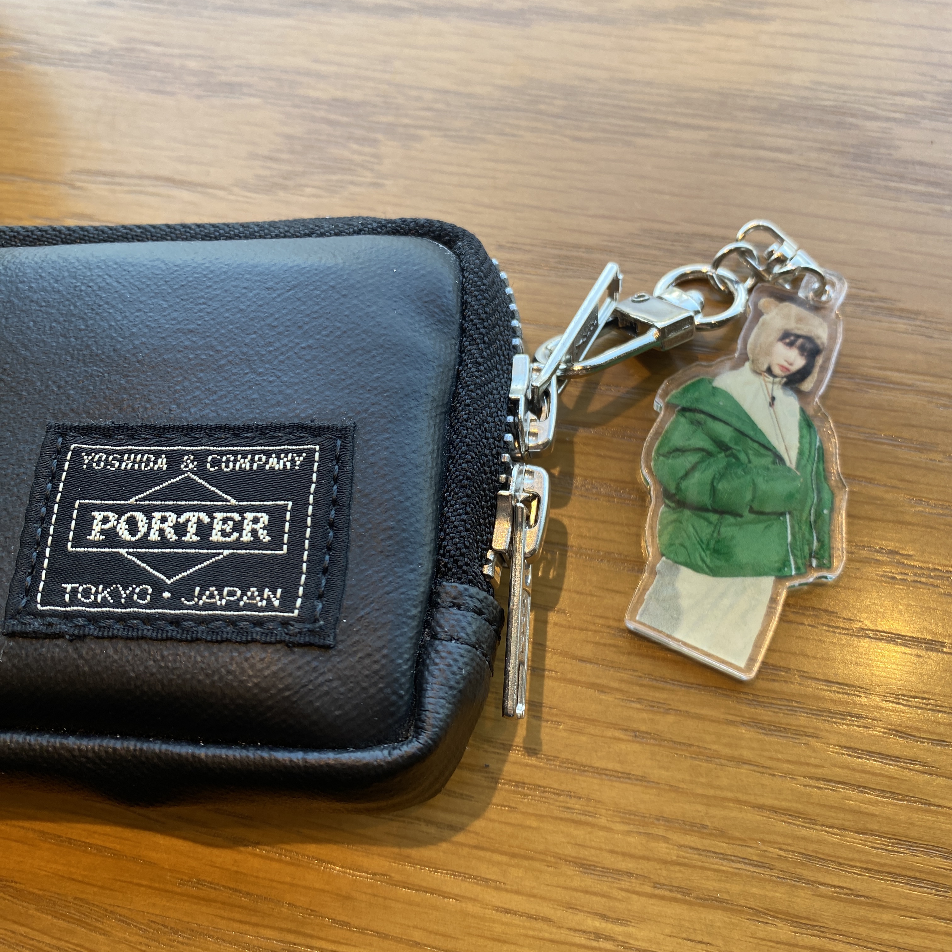 Porter Aloof Coin Case Black 착용 스타일
