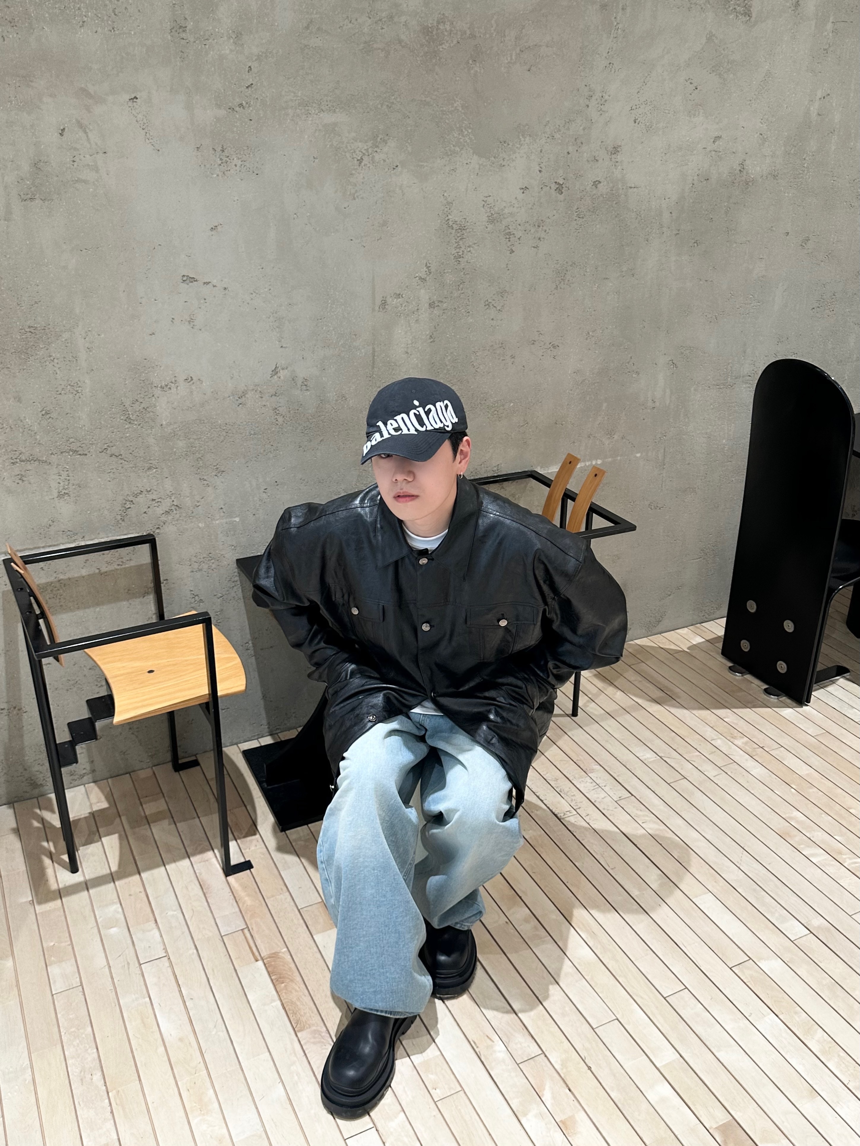 Bottega Veneta Tire Ankle Chelsea Boots Black Cruise, Yeezy Gap Engineered By Balenciaga Flame Cap Black 착용 스타일 - 2