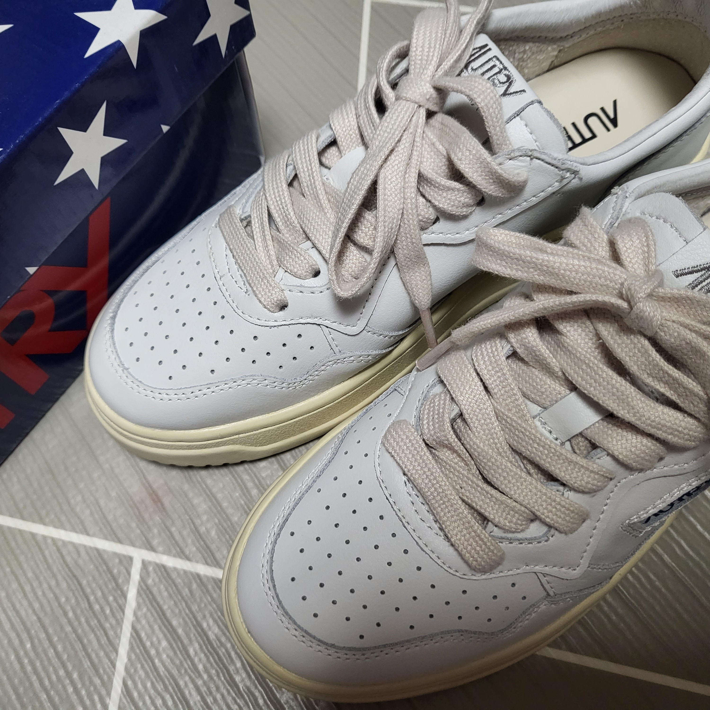 (W) Autry Medalist Low Leather Sneakers White Silver 착용 스타일 - 2