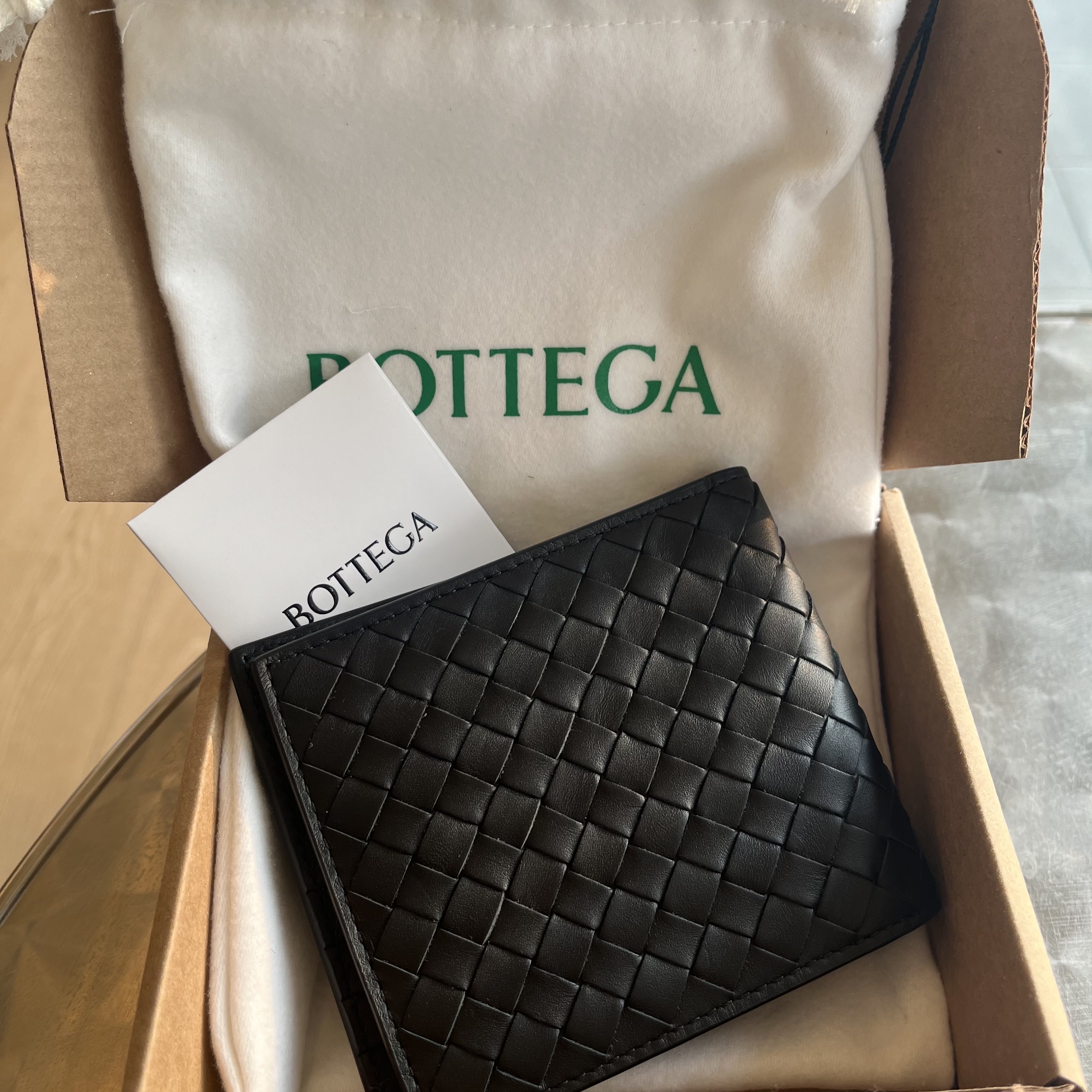 Bottega Veneta Bi-Fold Wallet Black 착용 스타일