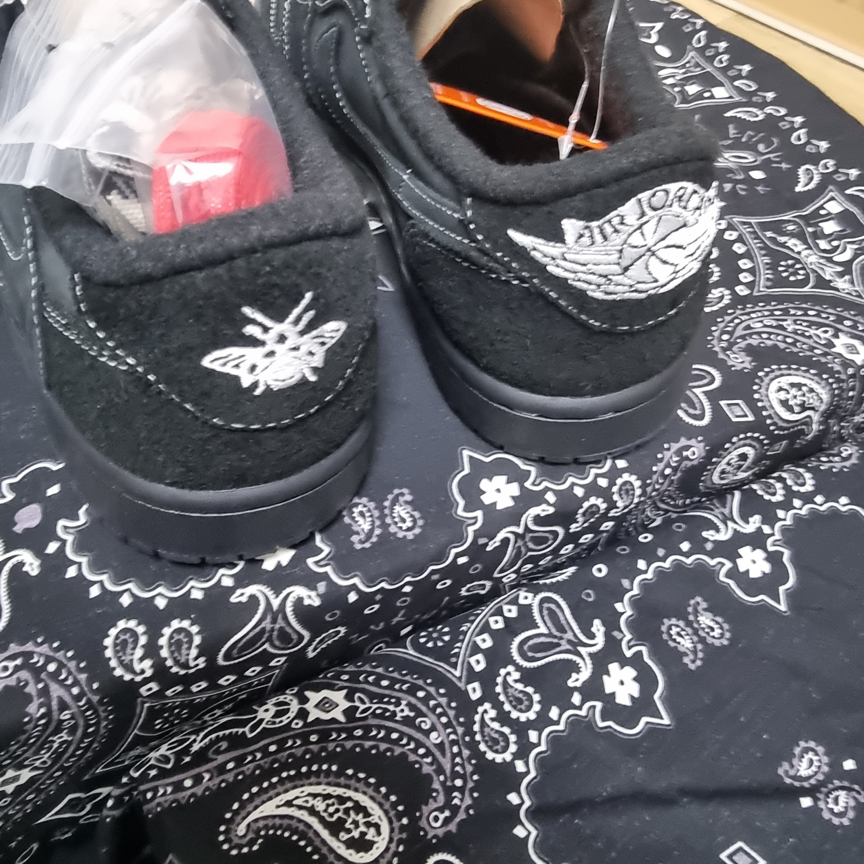 Jordan 1 x Travis Scott Retro Low OG SP Black Phantom 착용 스타일 - 5