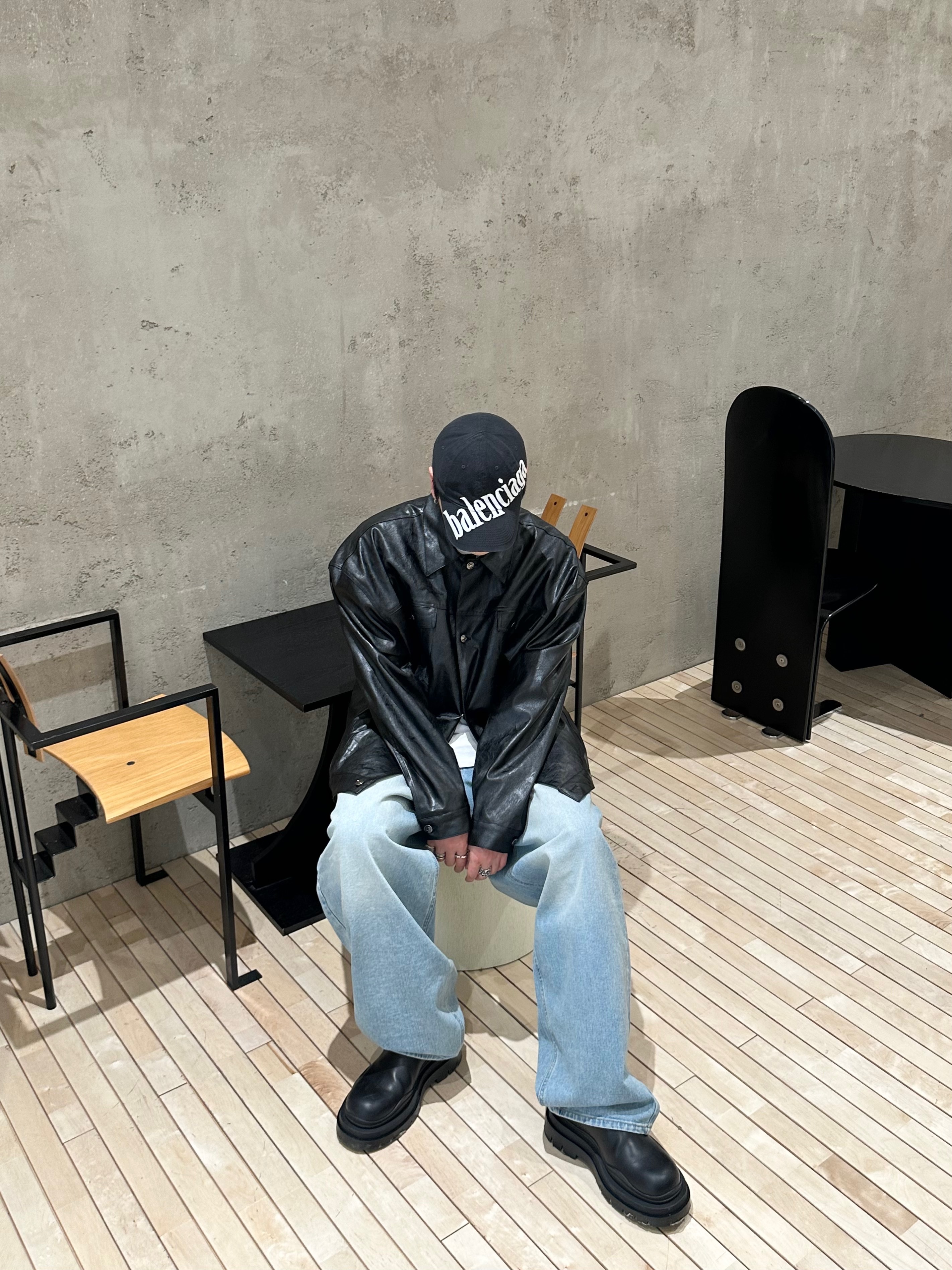Bottega Veneta Tire Ankle Chelsea Boots Black Cruise, Yeezy Gap Engineered By Balenciaga Flame Cap Black 착용 스타일 - 1