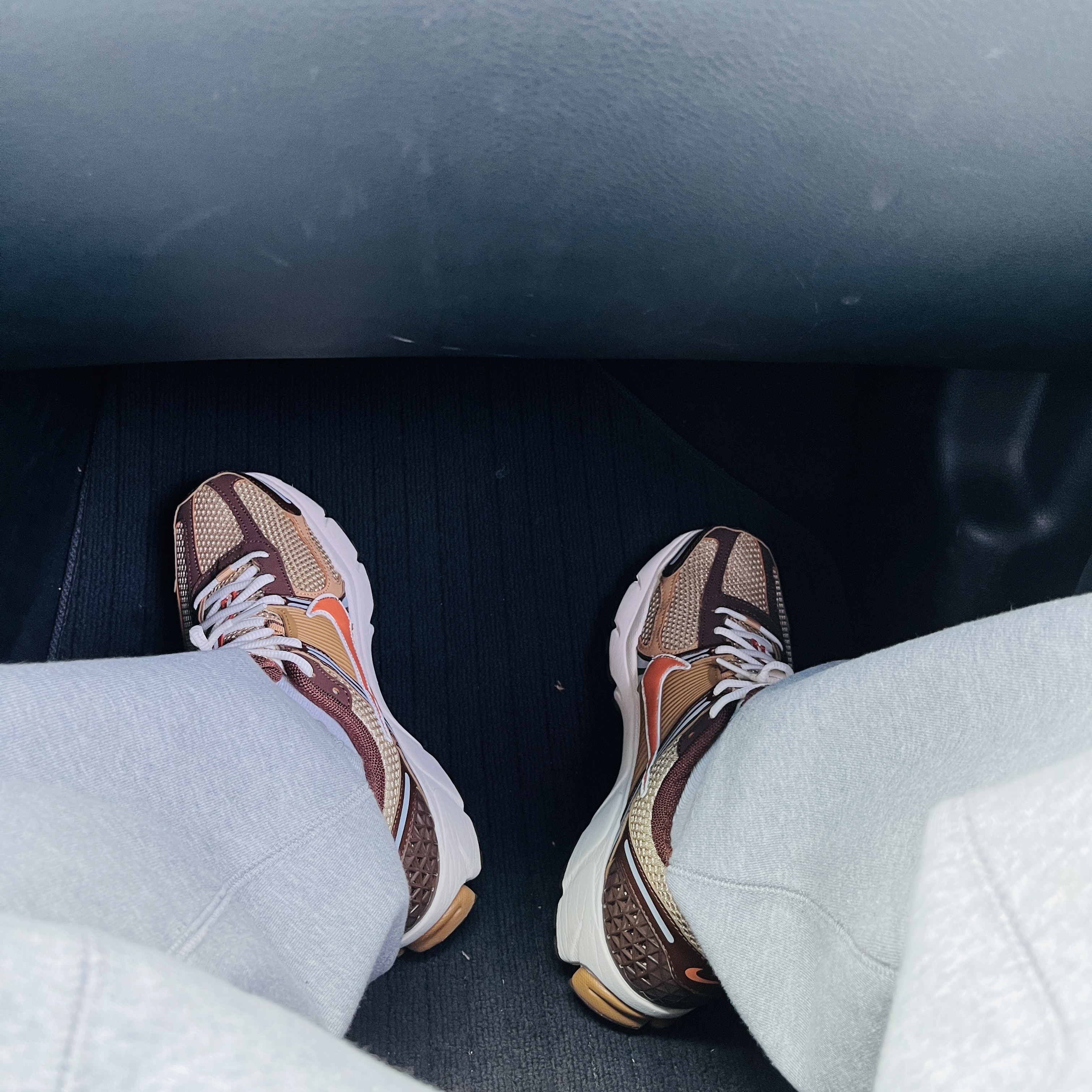 Nike Zoom Vomero 5 Wheat Grass and Cacao Wow, Nike x Stussy NRG Fleece Pants Dark Grey Heather (DO9340-063) 착용 스타일 - 2