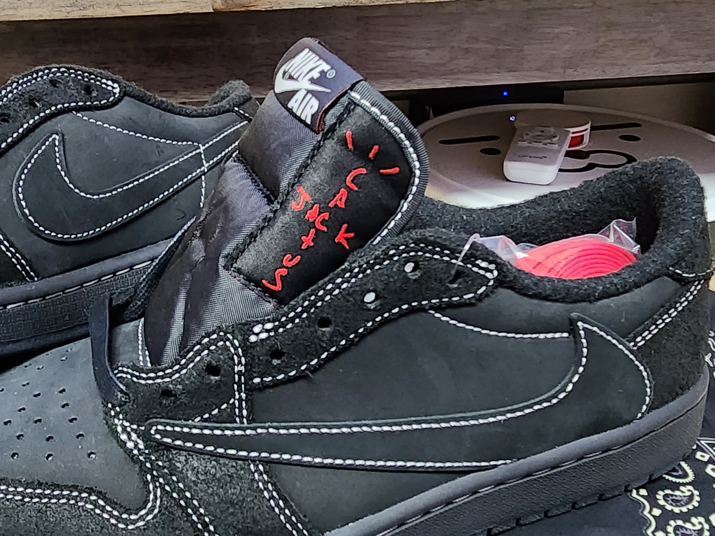 Jordan 1 x Travis Scott Retro Low OG SP Black Phantom 착용 스타일 - 4