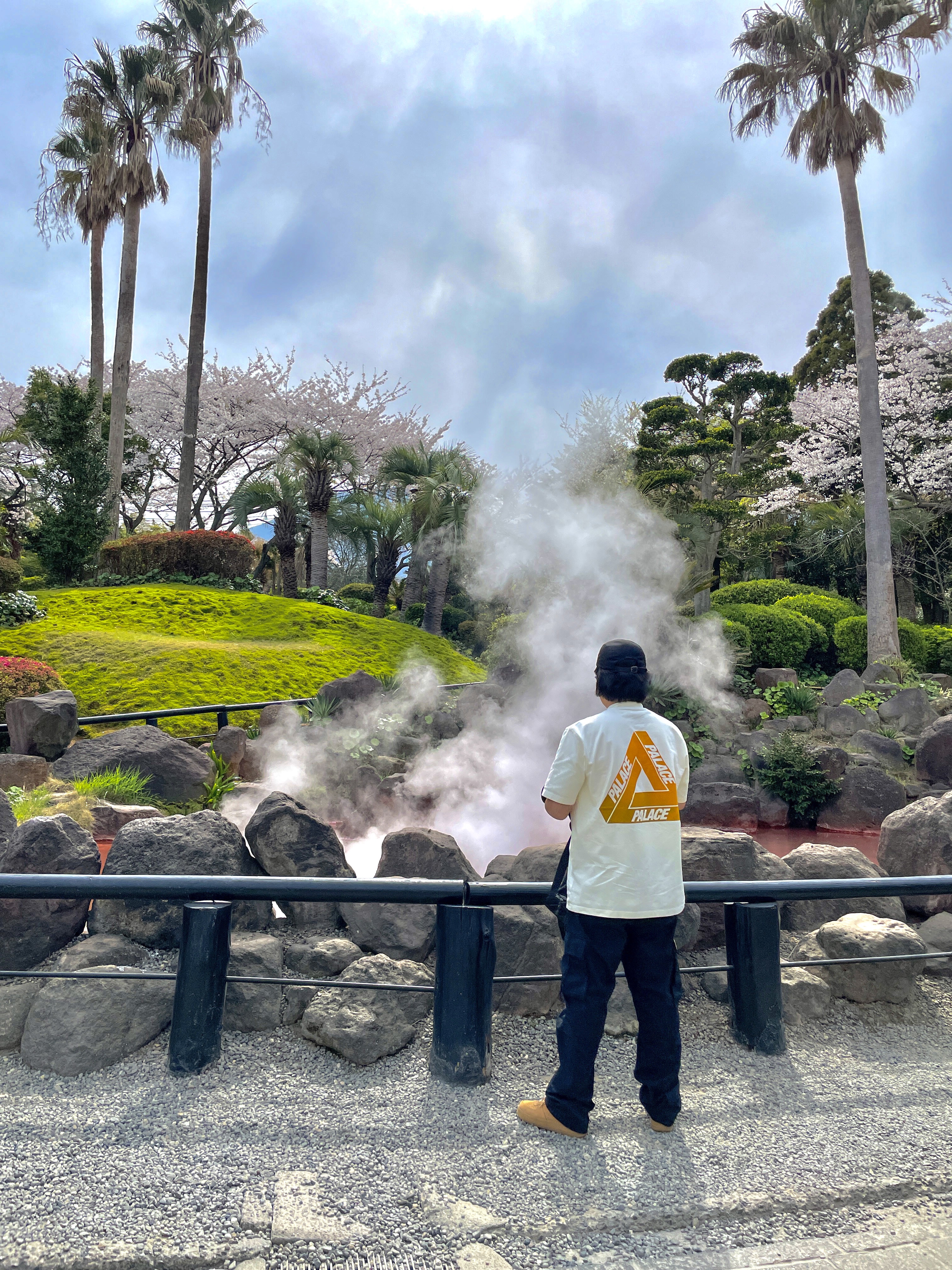 Palace Reacto Tri-Ferg T-Shirt Yellow - 23SS 착용 스타일