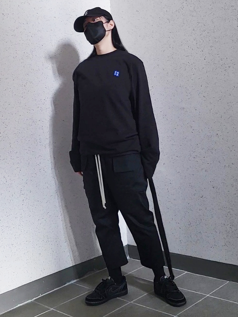 Jordan 1 x Travis Scott Retro Low OG SP Black Phantom, Wooyoungmi White Logo Ball Cap Black 착용 스타일 - 2
