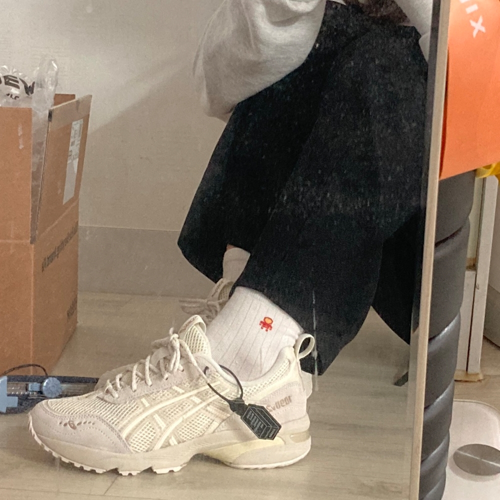 Asics Gel-1090 V2 Cream 착용 스타일 - 1