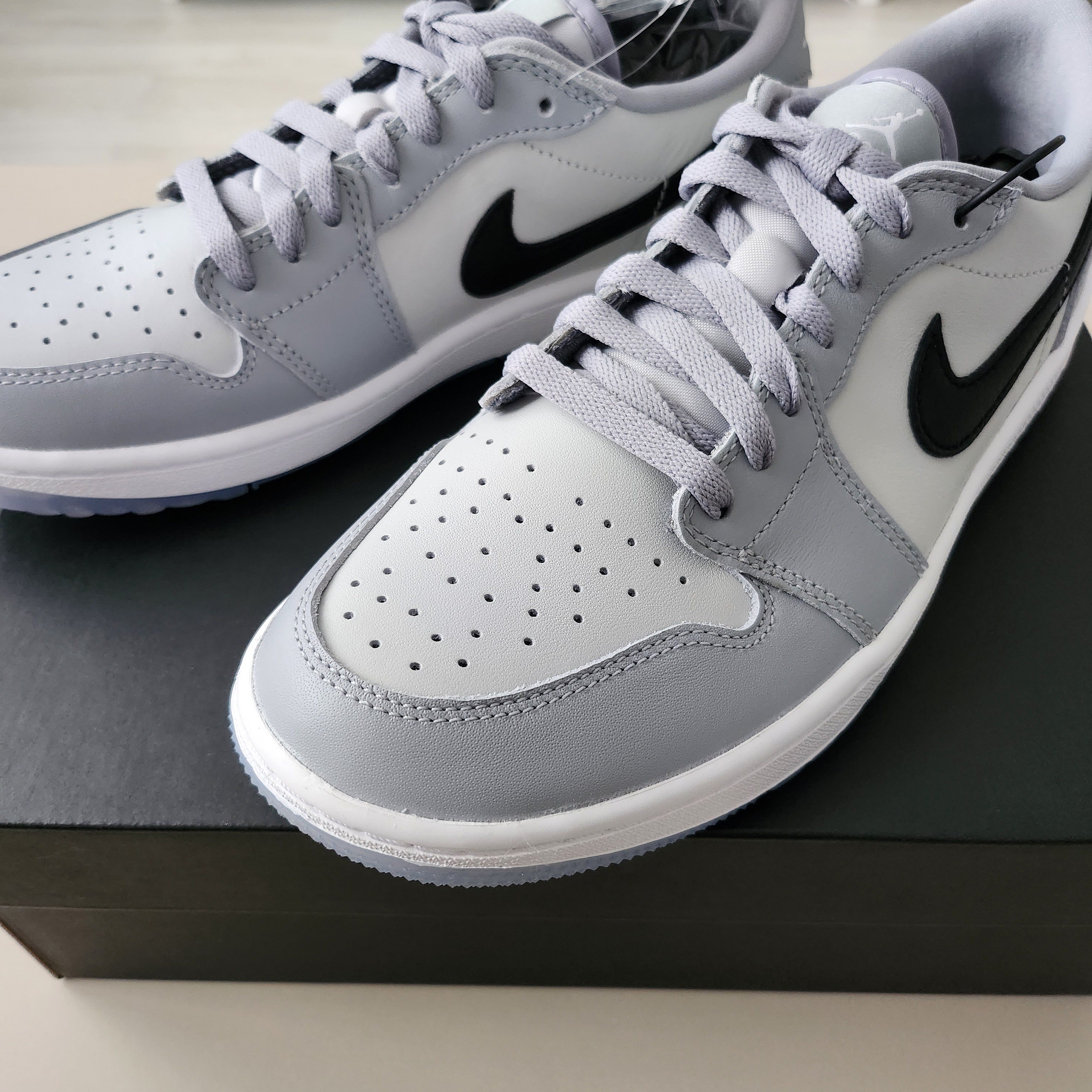 Jordan 1 Low Golf Wolf Grey 착용 스타일 - 1