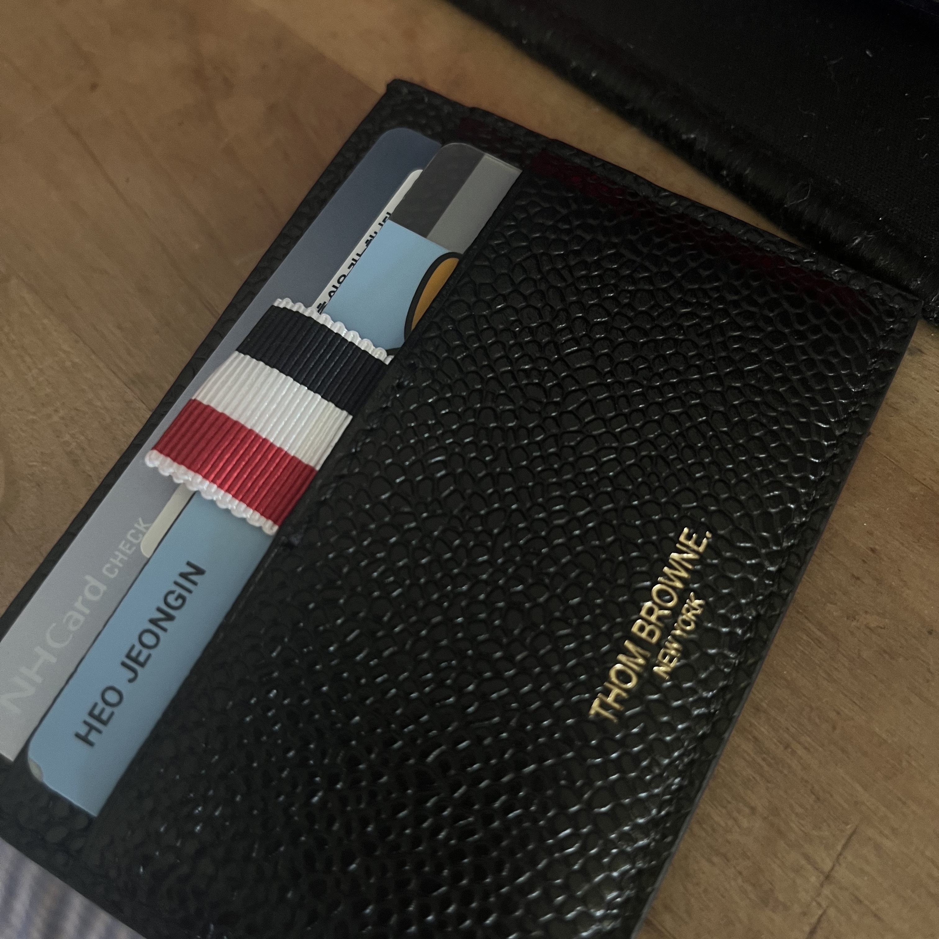 Thom Browne Pebble Grain Leather Stripe Note Compartment Card Holder Black 착용 스타일 - 3