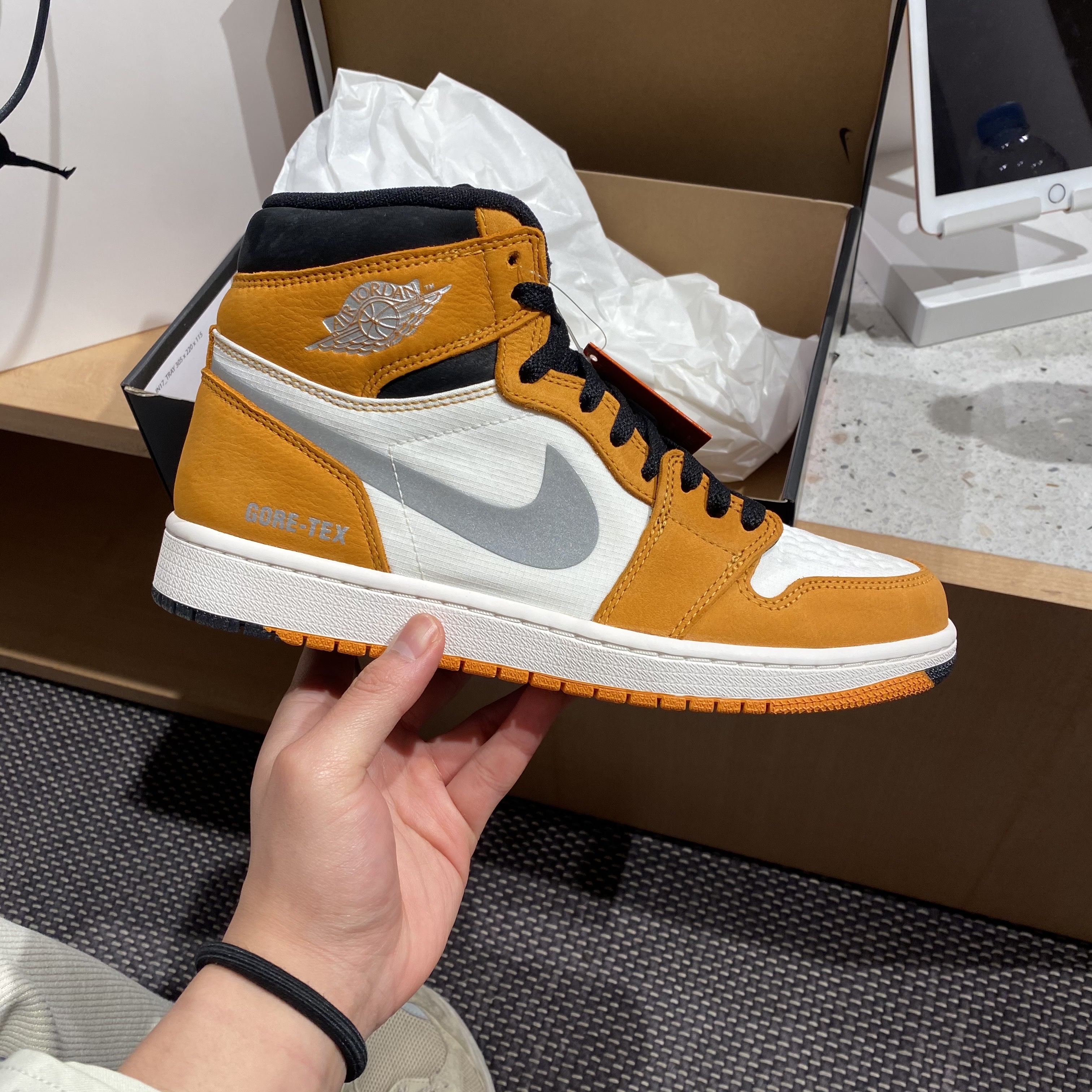 Jordan 1 Element Gore-Tex Light Curry 착용 스타일 - 1