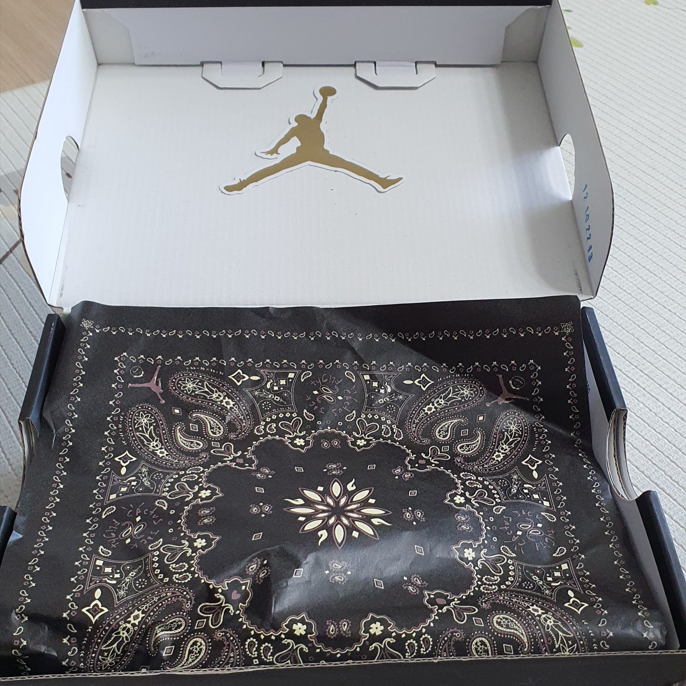 (PS) Jordan 1 x Travis Scott Retro Low OG SP Black Phantom 착용 스타일 - 4