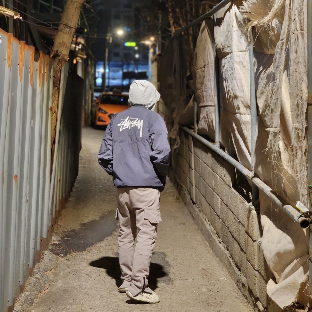 Nike x Stussy Windrunner Jacket Off Noir, Adidas Yeezy Foam RNNR Sand 착용 스타일