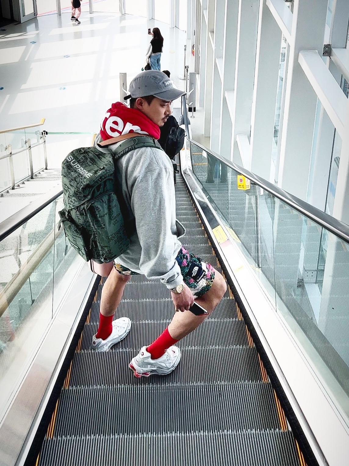 Supreme Field Backpack Olive Gonz - 23SS, Supreme Contrast Hooded Sweatshirt Heather Grey - 21FW 착용 스타일 - 2