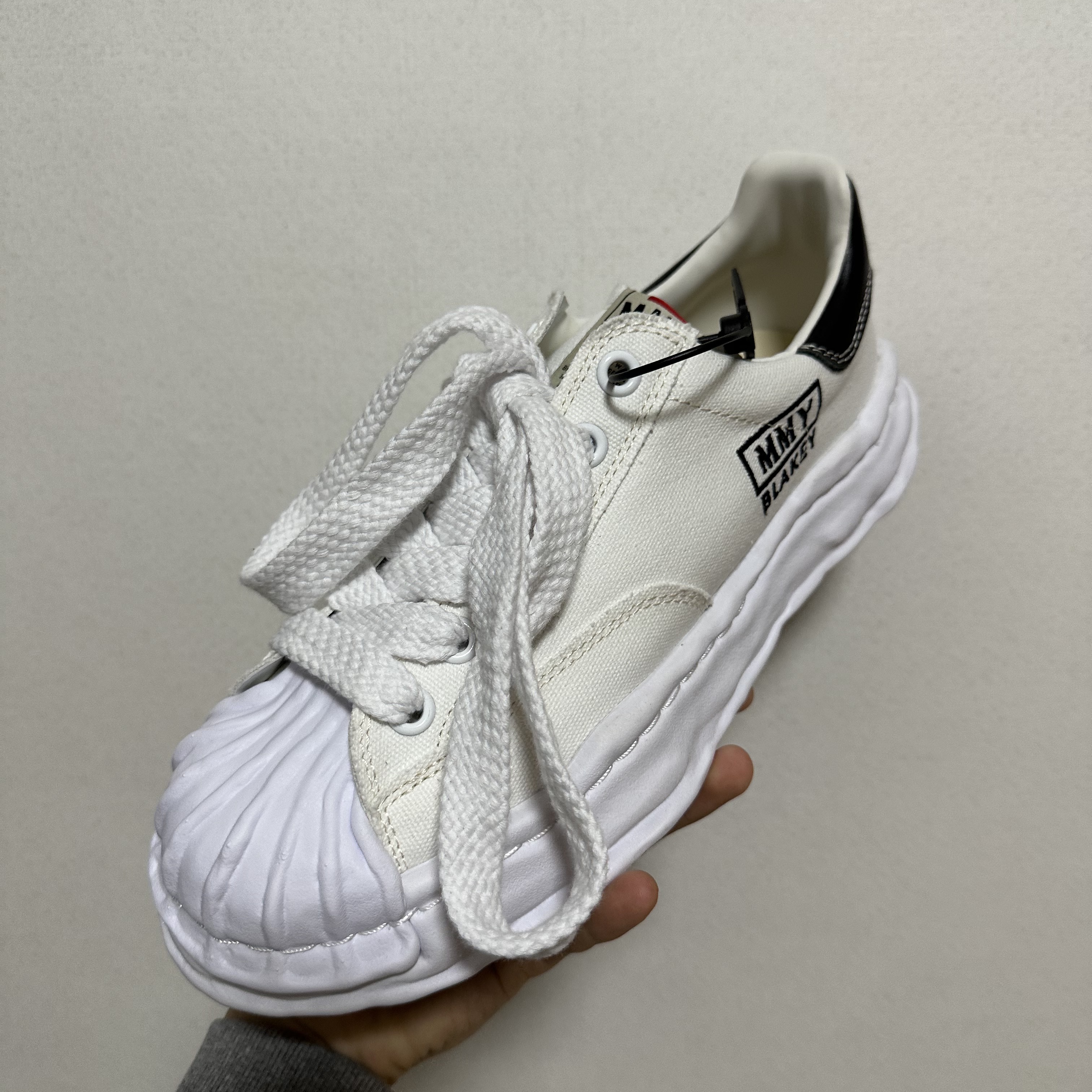 Maison Mihara Yasuhiro Blakey OG Sole Canvas Low-top Sneakers White 착용 스타일 - 1