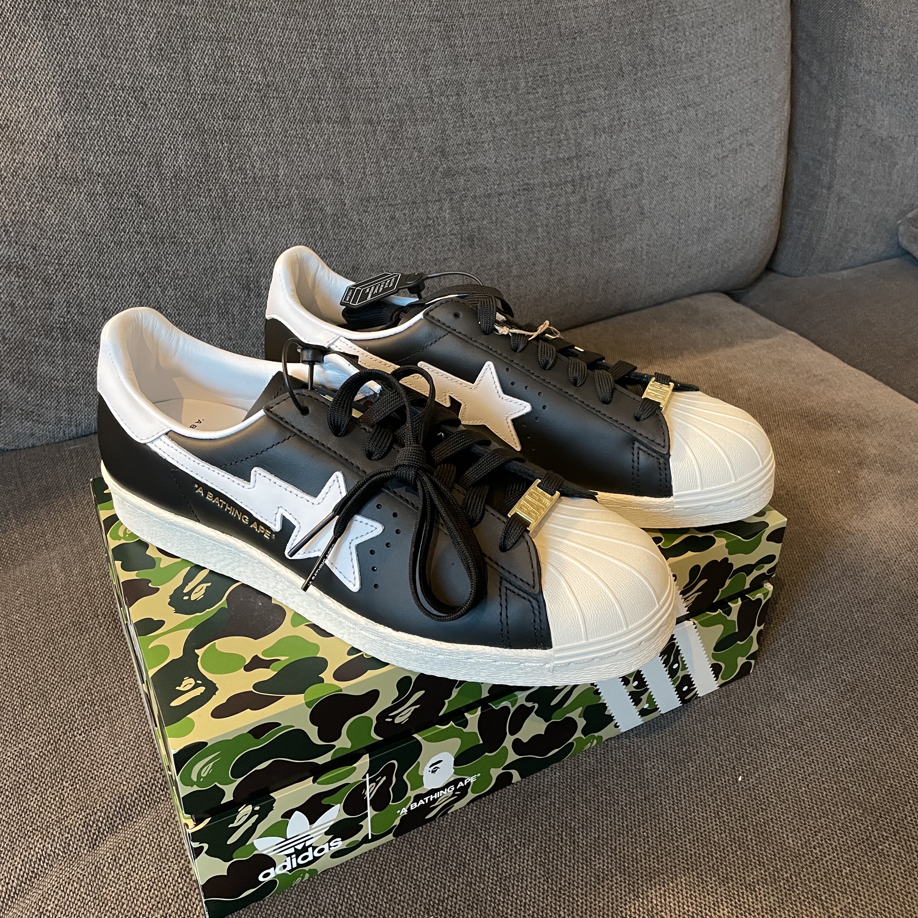 Adidas x BAPE Superstar 80s Core Black Off White 착용 스타일 - 3
