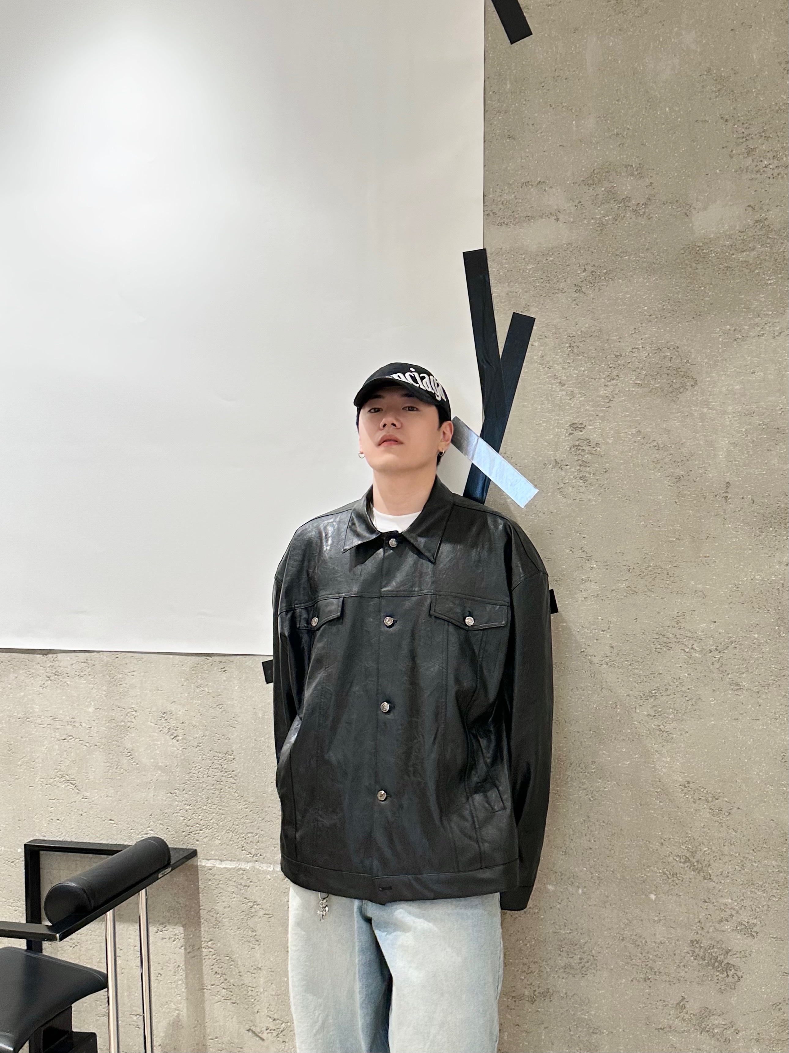 Bottega Veneta Tire Ankle Chelsea Boots Black Cruise, Yeezy Gap Engineered By Balenciaga Flame Cap Black 착용 스타일 - 5