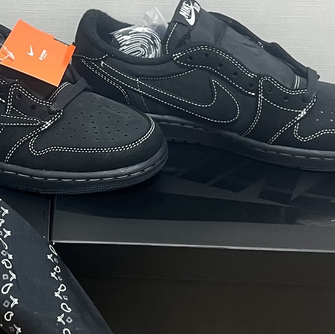 Jordan 1 x Travis Scott Retro Low OG SP Black Phantom 착용 스타일 - 2