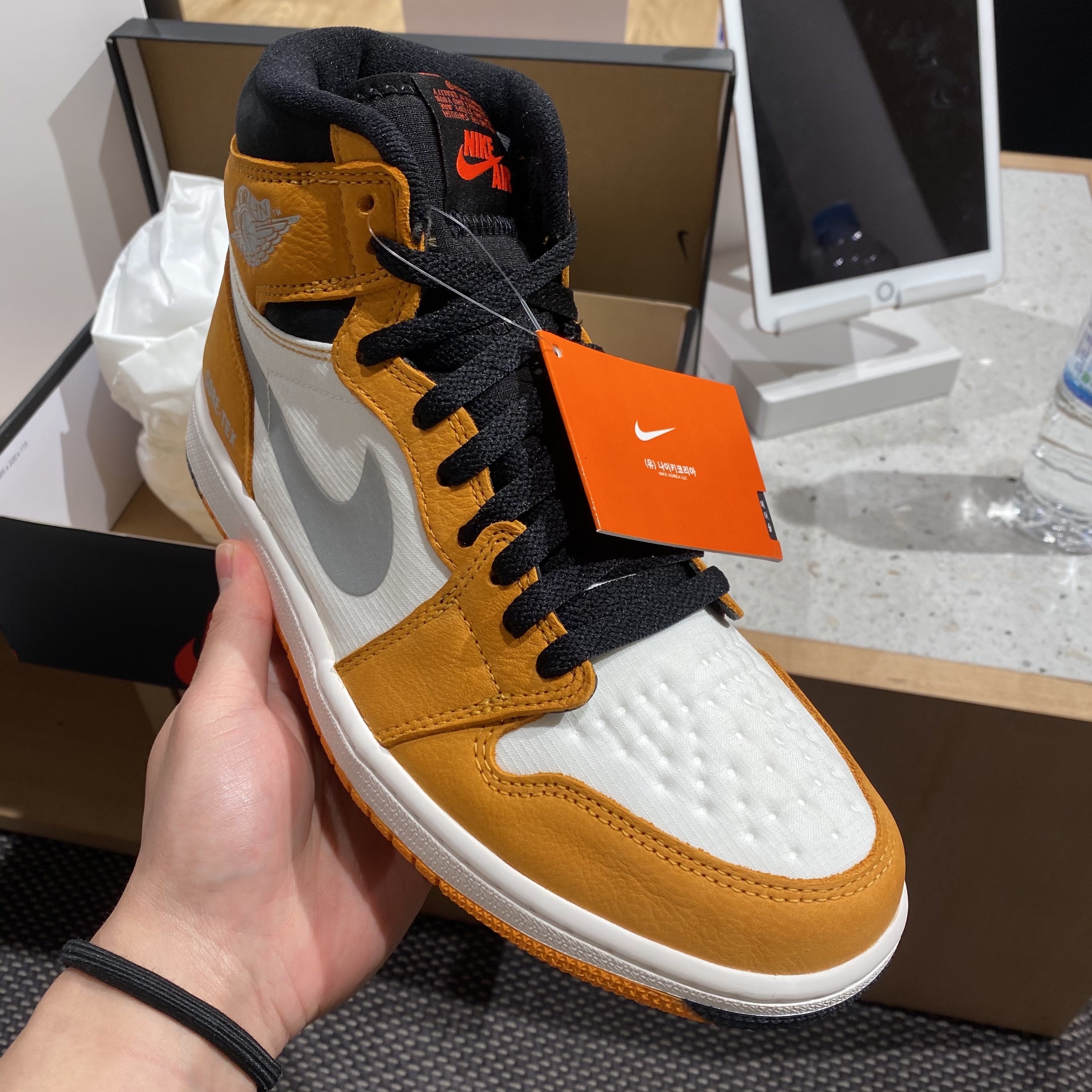 Jordan 1 Element Gore-Tex Light Curry 착용 스타일 - 2