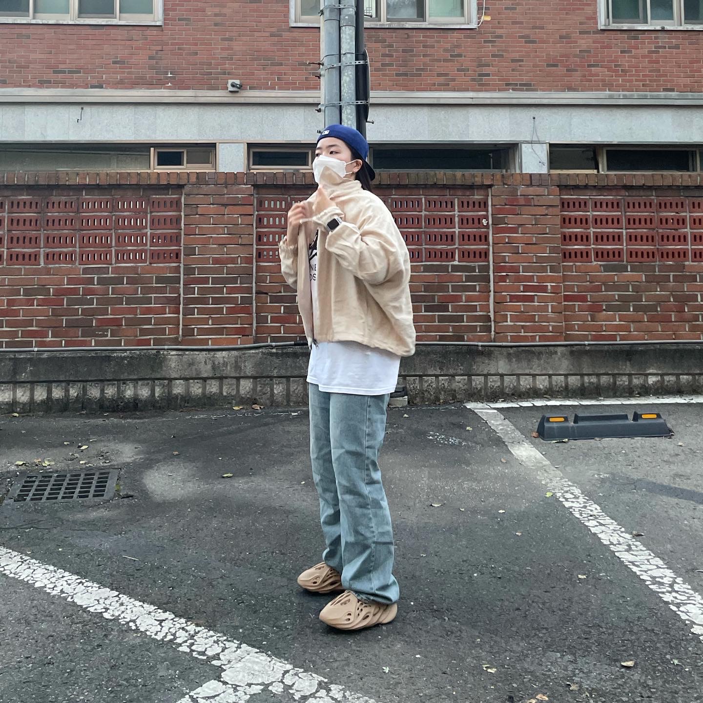 Adidas Yeezy Foam RNNR Ochre, Stussy World Tour T-Shirt White 착용 스타일 - 2