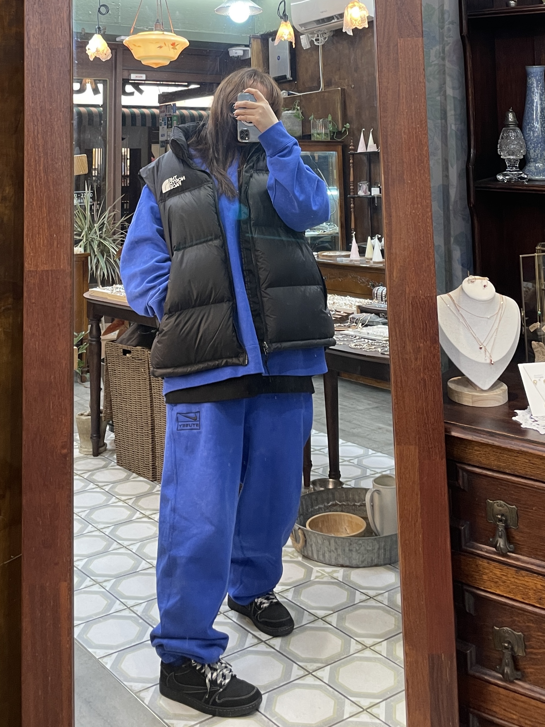 Jordan 1 x Travis Scott Retro Low OG SP Black Phantom, Nike x Stussy NRG Acid Washed Crewneck Game Royal (DR4024-480) 착용 스타일