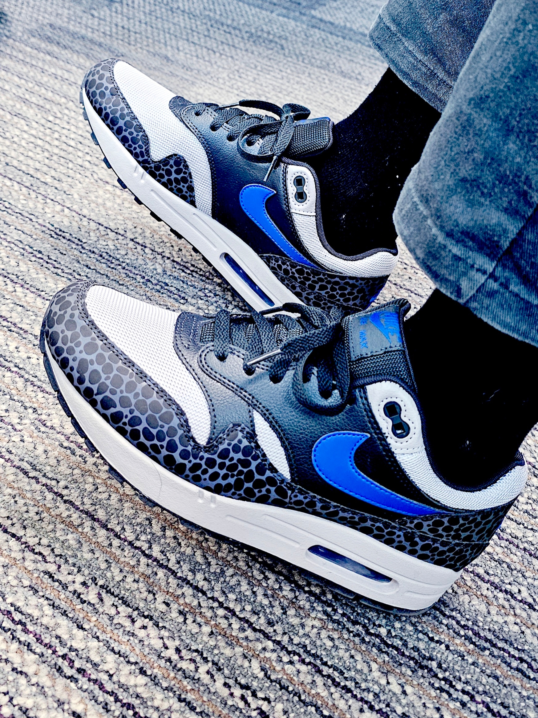 Nike Air Max 1 SE Reflective Off Noir Hyper Blue 착용 스타일