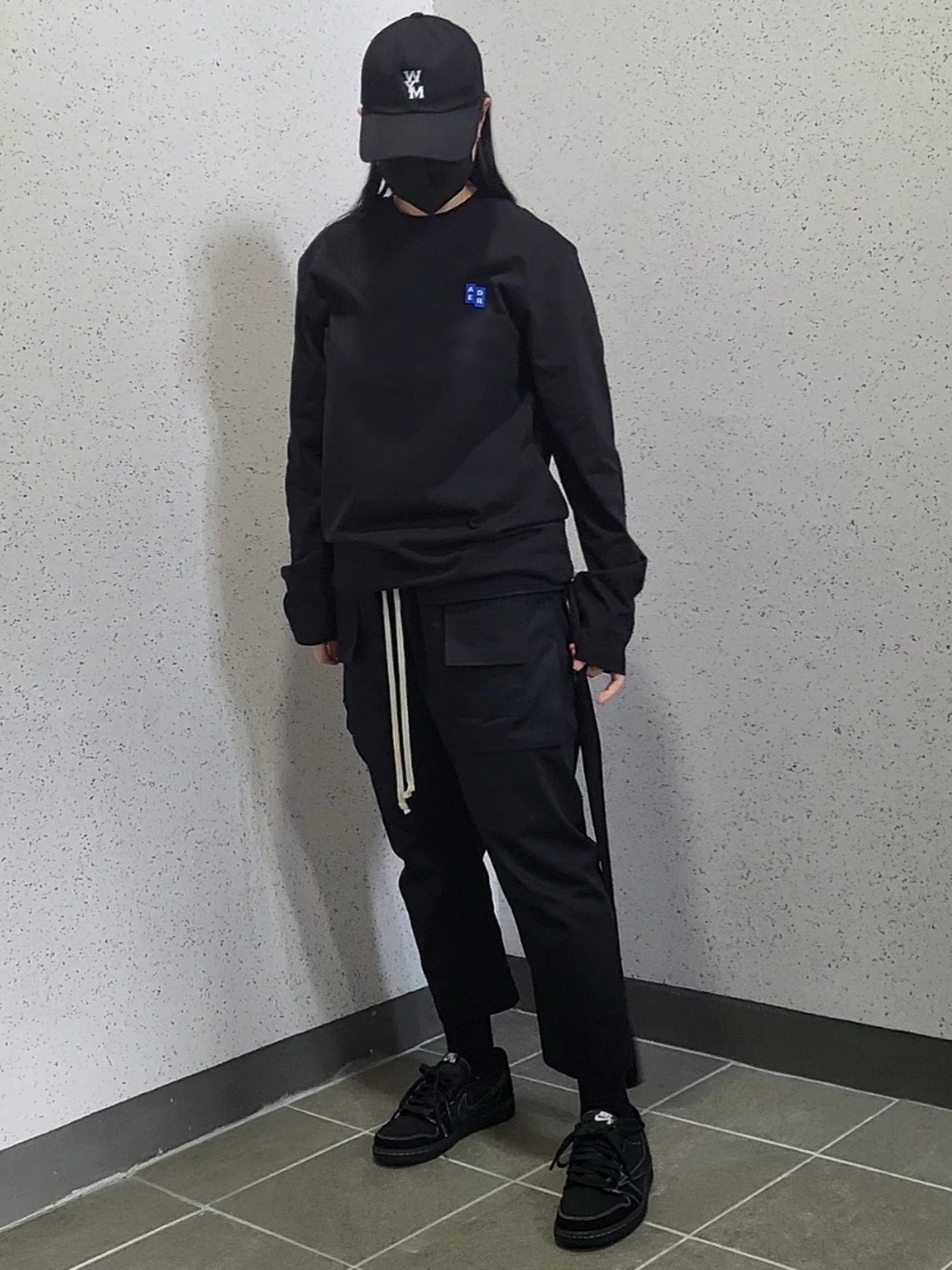 Jordan 1 x Travis Scott Retro Low OG SP Black Phantom, Wooyoungmi White Logo Ball Cap Black 착용 스타일 - 1