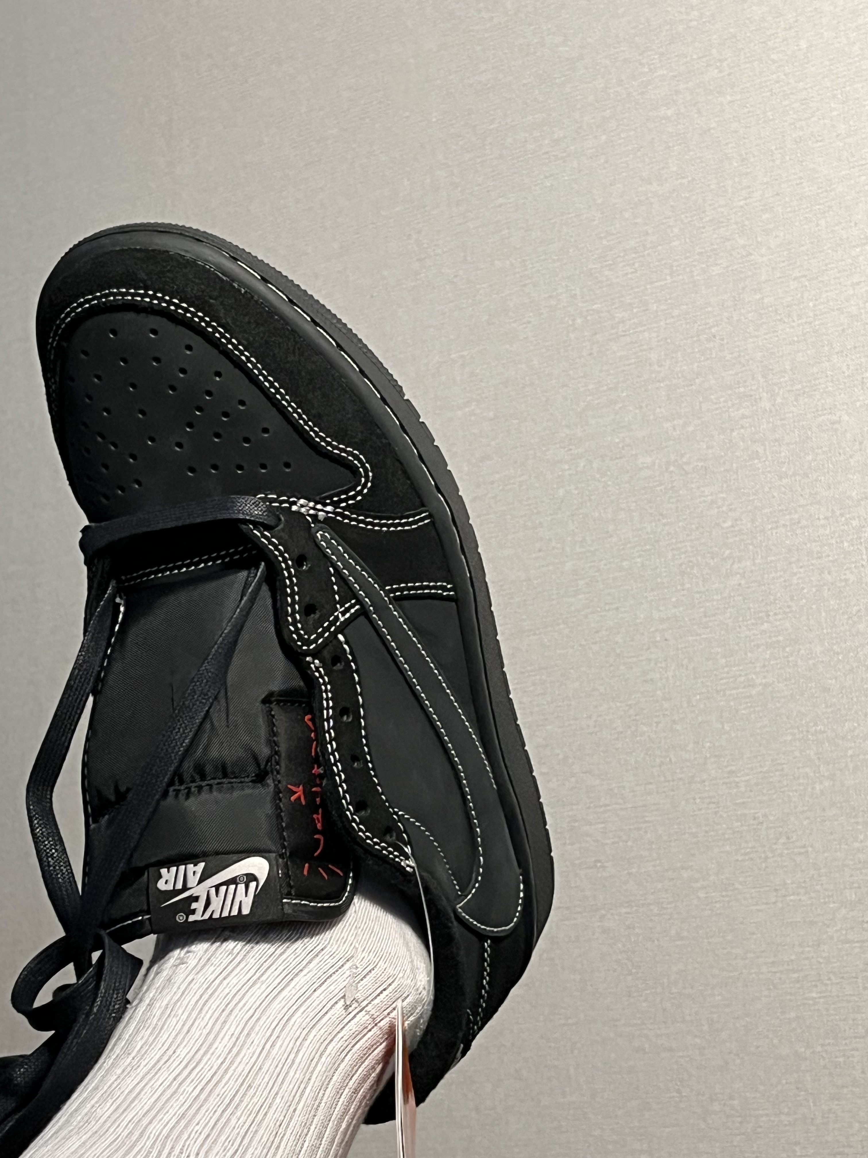 Jordan 1 x Travis Scott Retro Low OG SP Black Phantom 착용 스타일