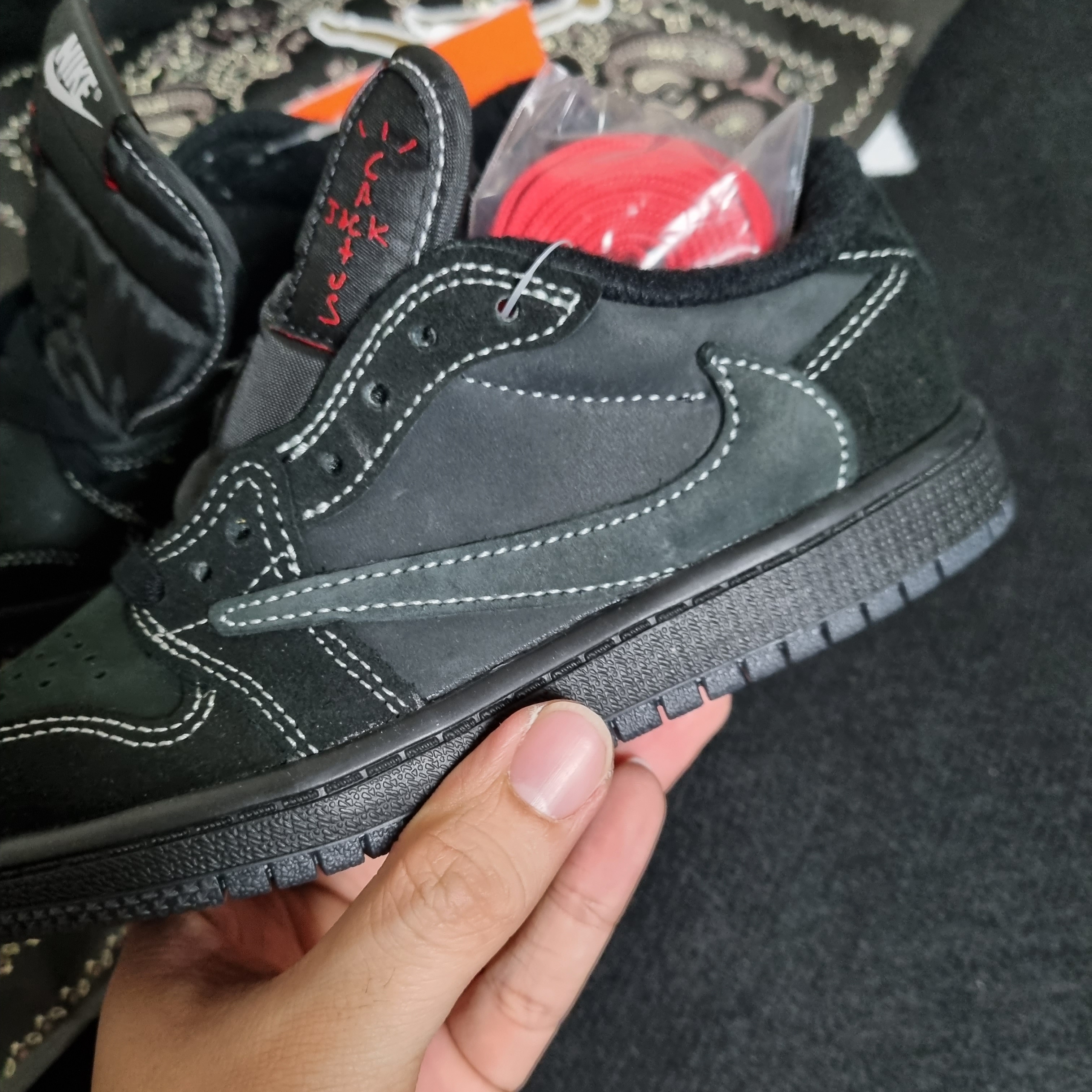 (PS) Jordan 1 x Travis Scott Retro Low OG SP Black Phantom 착용 스타일 - 1